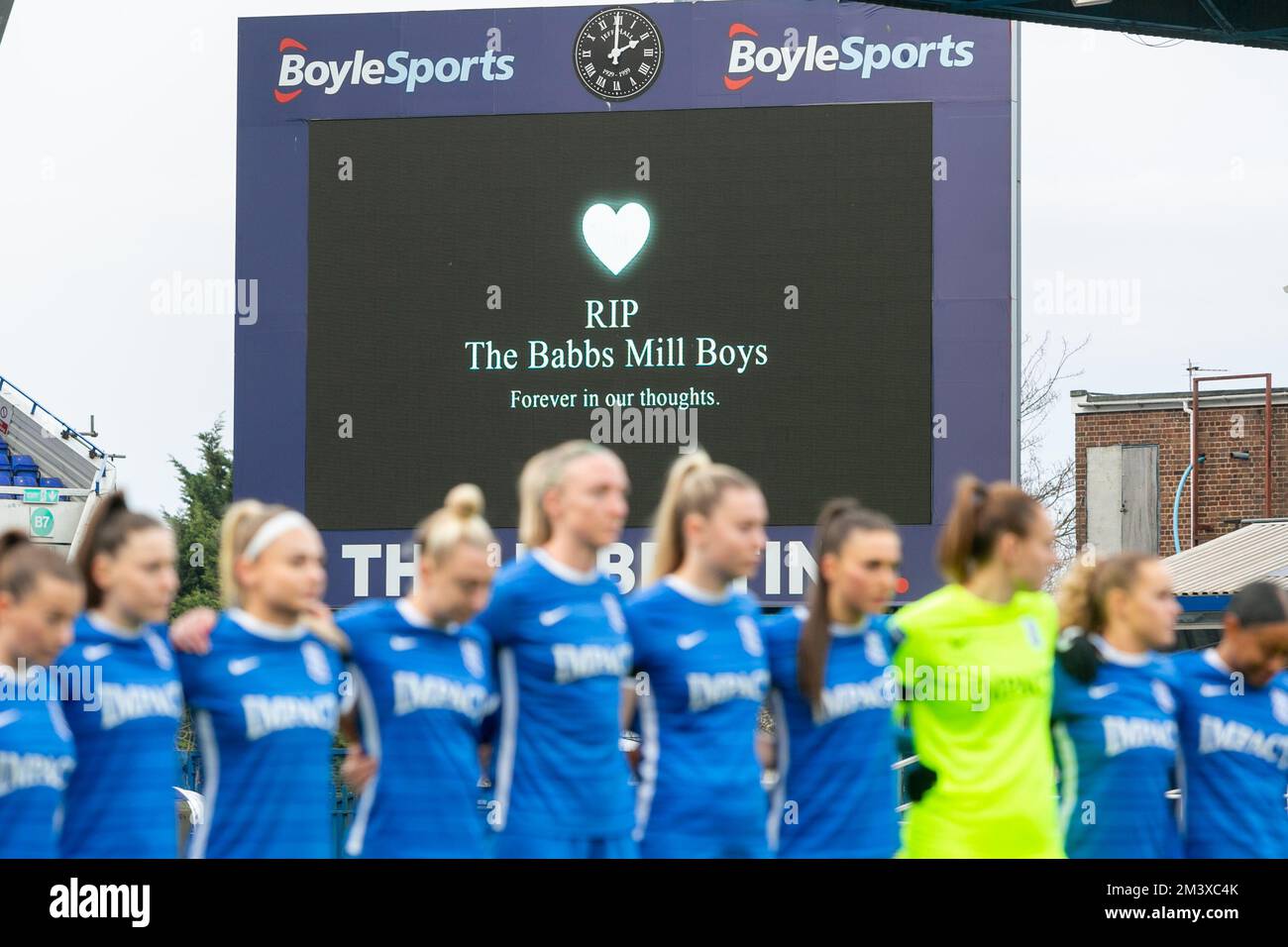 Birmingham, Großbritannien. 17.. Dezember 2022. Die Frauen des FC Birmingham haben eine Schweigeminute zum Gedenken an die vier Kinder, die im Babbs Mill Park, Kingshurst, starben. Die Frauen spielen London City Lionesses auf dem St. Andrews Ground, Birmingham. Kredit: Peter Lopeman/Alamy Live News Stockfoto