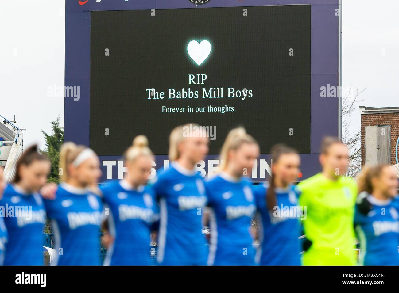 Birmingham, Großbritannien. 17.. Dezember 2022. Die Frauen des FC Birmingham haben eine Schweigeminute zum Gedenken an die vier Kinder, die im Babbs Mill Park, Kingshurst, starben. Die Frauen spielen London City Lionesses auf dem St. Andrews Ground, Birmingham. Kredit: Peter Lopeman/Alamy Live News Stockfoto