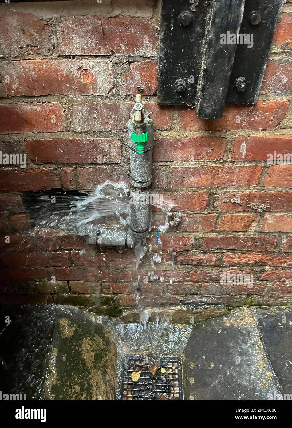 Rohrbruch durch gefrorenes Wasser. UK Cold Snap sieht, dass Rohre einfrieren, was zu Problemen führt, wenn sich das Wetter erwärmt und Rohre platzen. Manchester UK. Motiv : GARYROBERTS/WORLDWIDEFEATURES.COM Stockfoto