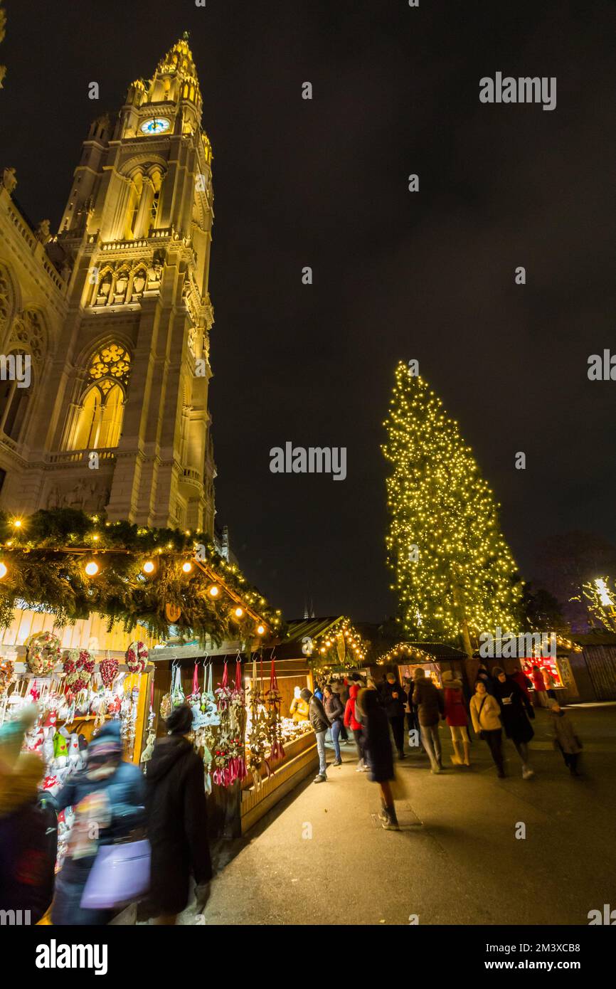 Besucher des Wiener Christkindlmarktes, Rathausplatz, Wien, Österreich Stockfoto