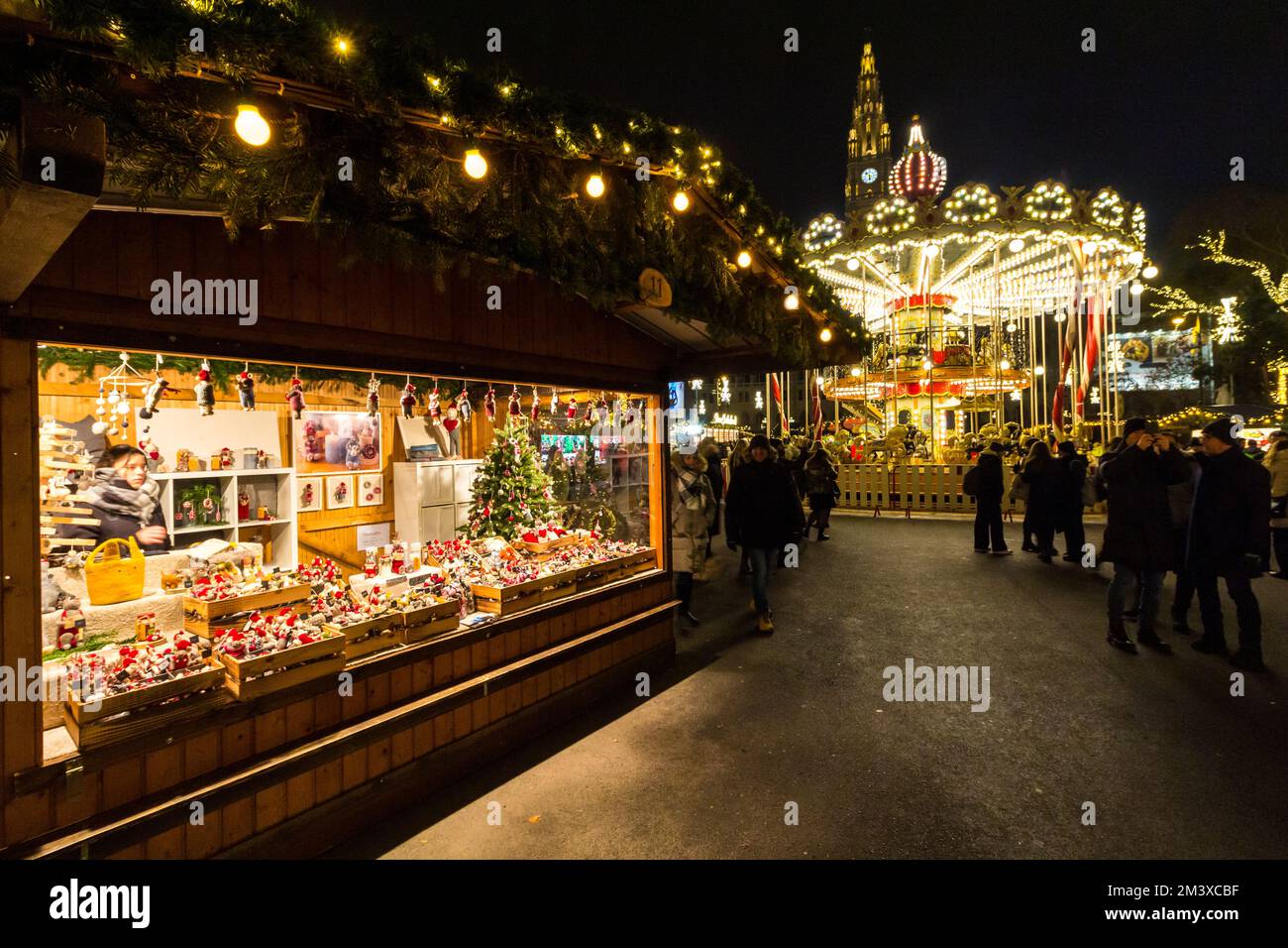 Besucher des Wiener Christkindlmarktes, Rathausplatz, Wien, Österreich Stockfoto