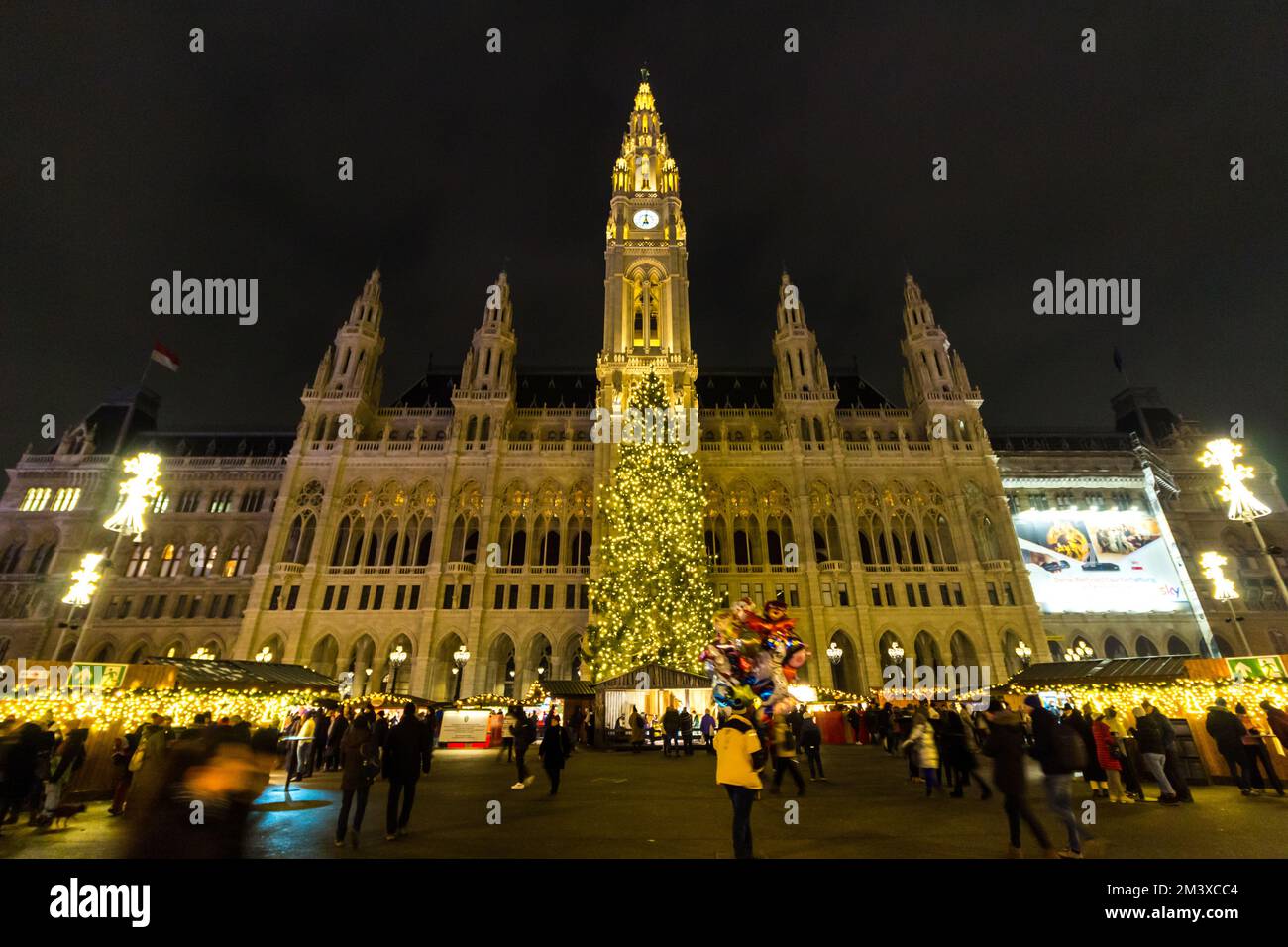 Besucher des Wiener Christkindlmarktes, Rathausplatz, Wien, Österreich Stockfoto