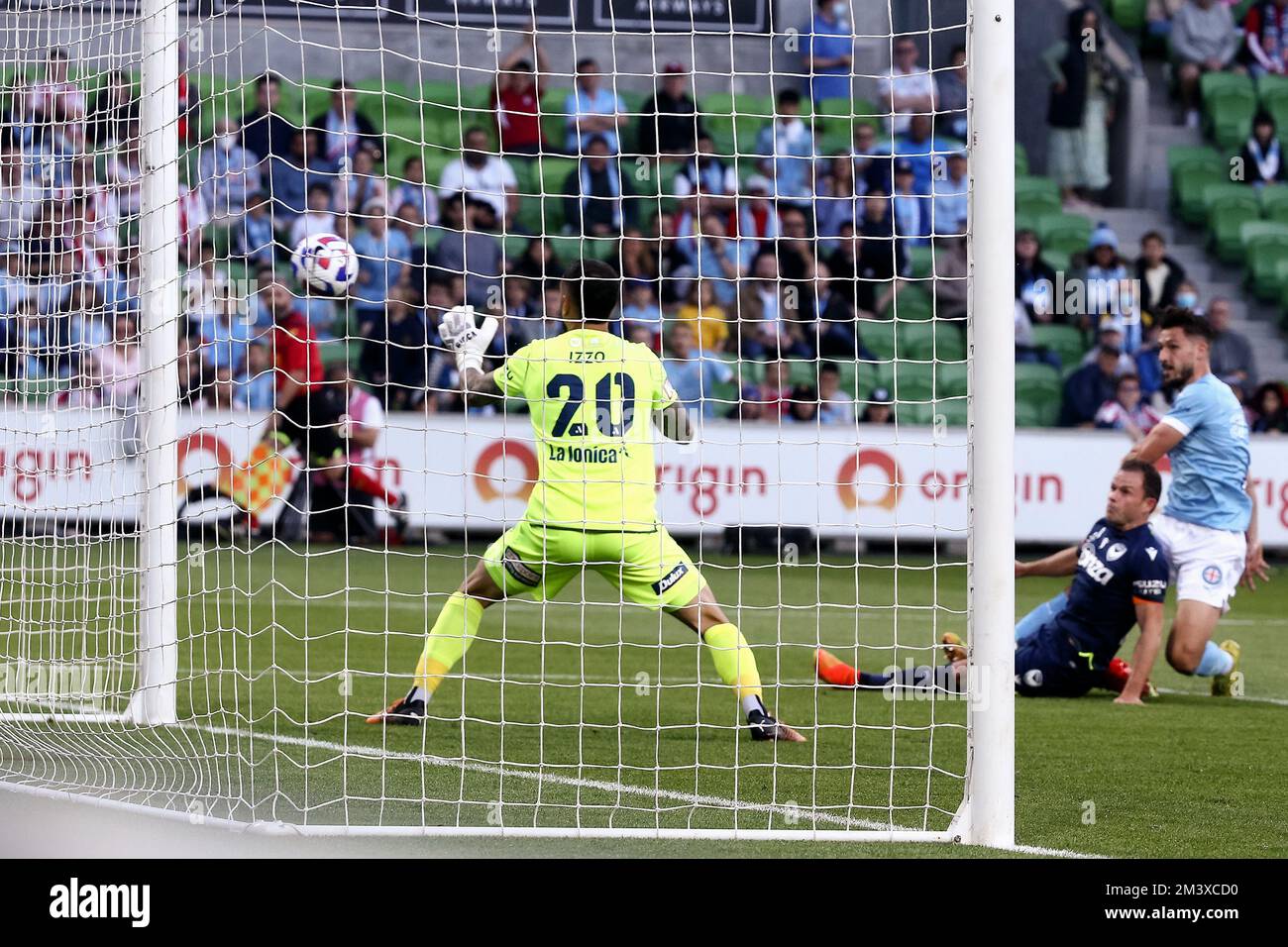 Melbourne, Australien, 17. Dezember 2022. Melbourne City erzielt am 17. Dezember 2022 im AAMI Park in Melbourne, Australien, beim A-League Männer-Fußballspiel zwischen Melbourne City und Melbourne Victory ein Tor. Kredit: Dave Hewison/Speed Media/Alamy Live News Stockfoto