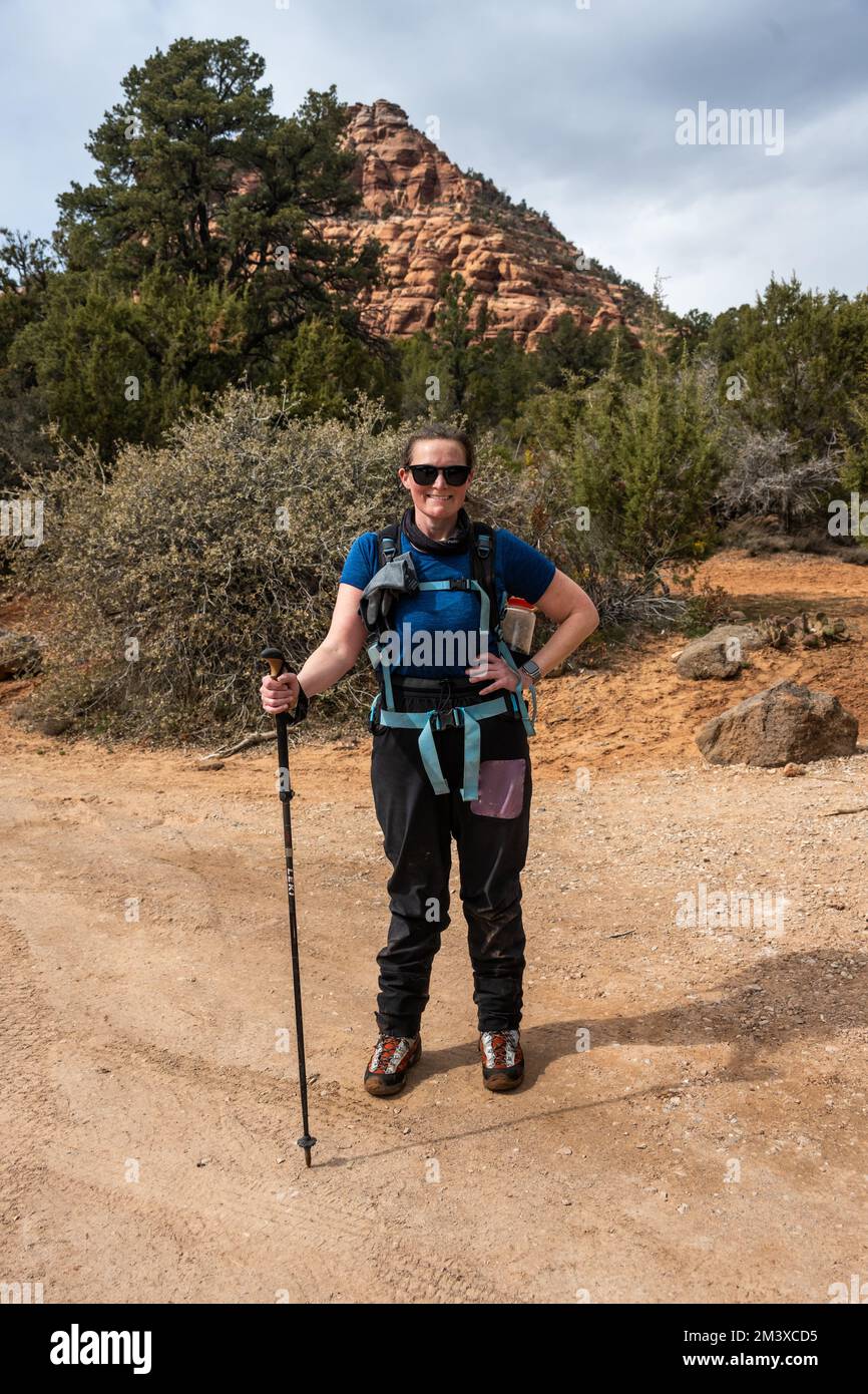 Weibliche Wanderin ist nach einer langen Wanderung durch den Subway Canyon stolz Stockfoto