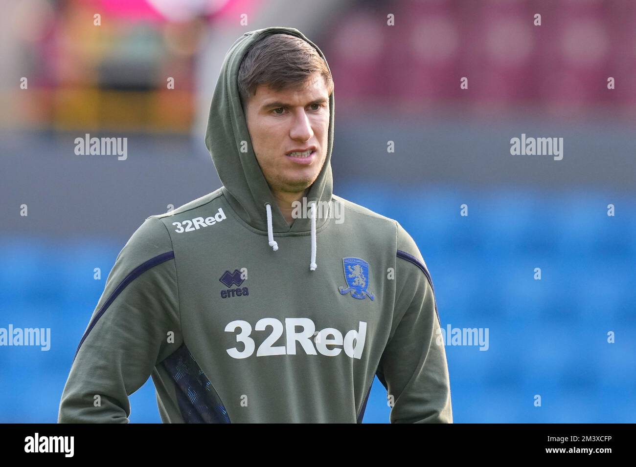 Paddy McNair #17 von Middlesbrough inspiziert das Spielfeld vor dem Sky Bet Championship-Spiel Burnley gegen Middlesbrough in Turf Moor, Burnley, Großbritannien, 17.. Dezember 2022 (Foto von Steve Flynn/News Images) Stockfoto