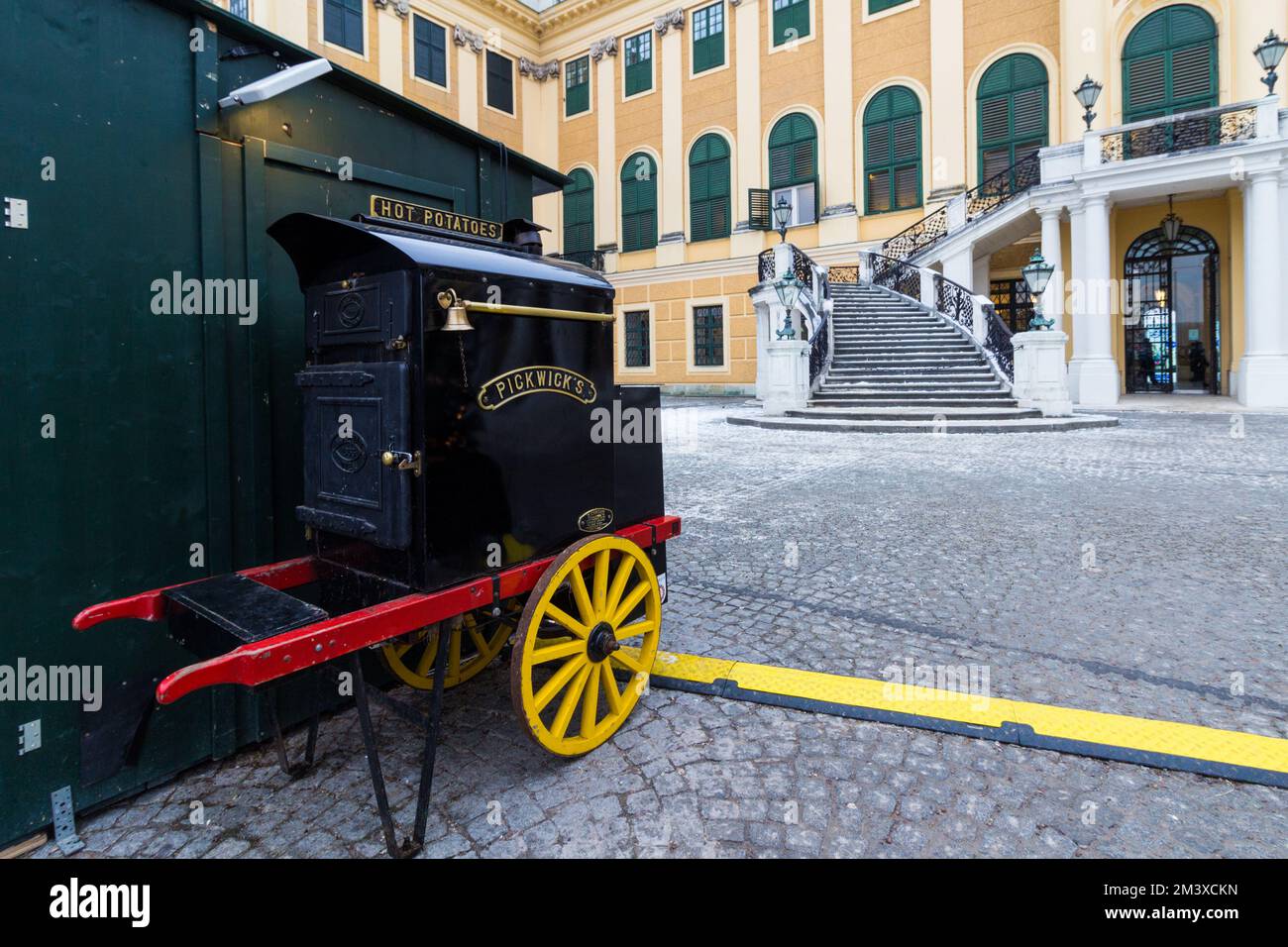 Pickwick's Hot Potatoes Ofen Cart (1863) auf dem Weihnachtsmarkt, Schloss Schönbrunn, Wien, Österreich Stockfoto