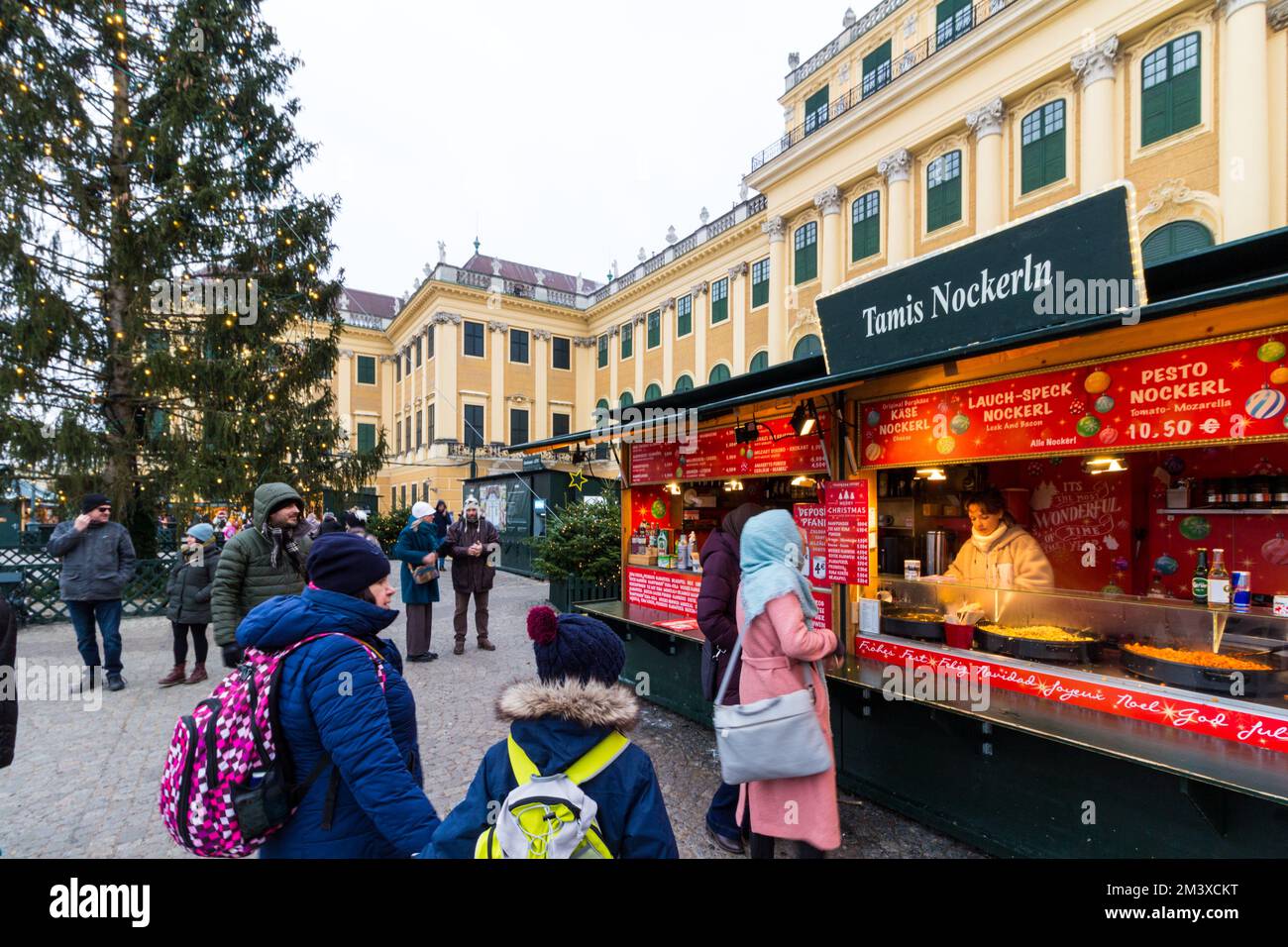 Besucher des Weihnachtsmarkts im Schloss Schönbrunn, Wien, Österreich Stockfoto