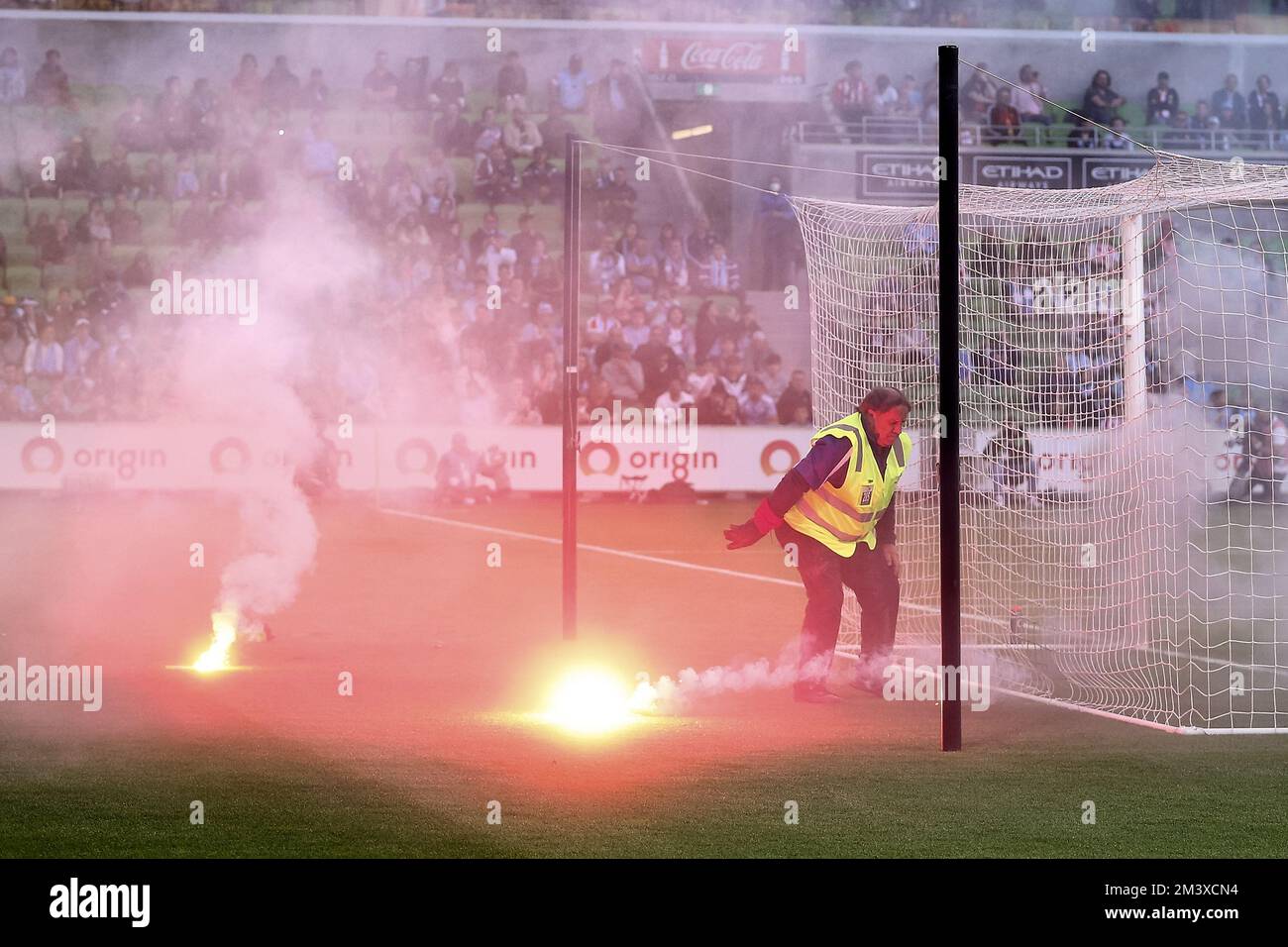 Melbourne, Australien, 17. Dezember 2022. Ein Wachmann wird beobachtet, wie er sich duckte, nachdem er während des A-League Männer Fußballspiels zwischen Melbourne City und Melbourne Victory im AAMI Park am 17. Dezember 2022 in Melbourne, Australien, mit Leuchtfackeln angegriffen wurde. Kredit: Dave Hewison/Speed Media/Alamy Live News Stockfoto