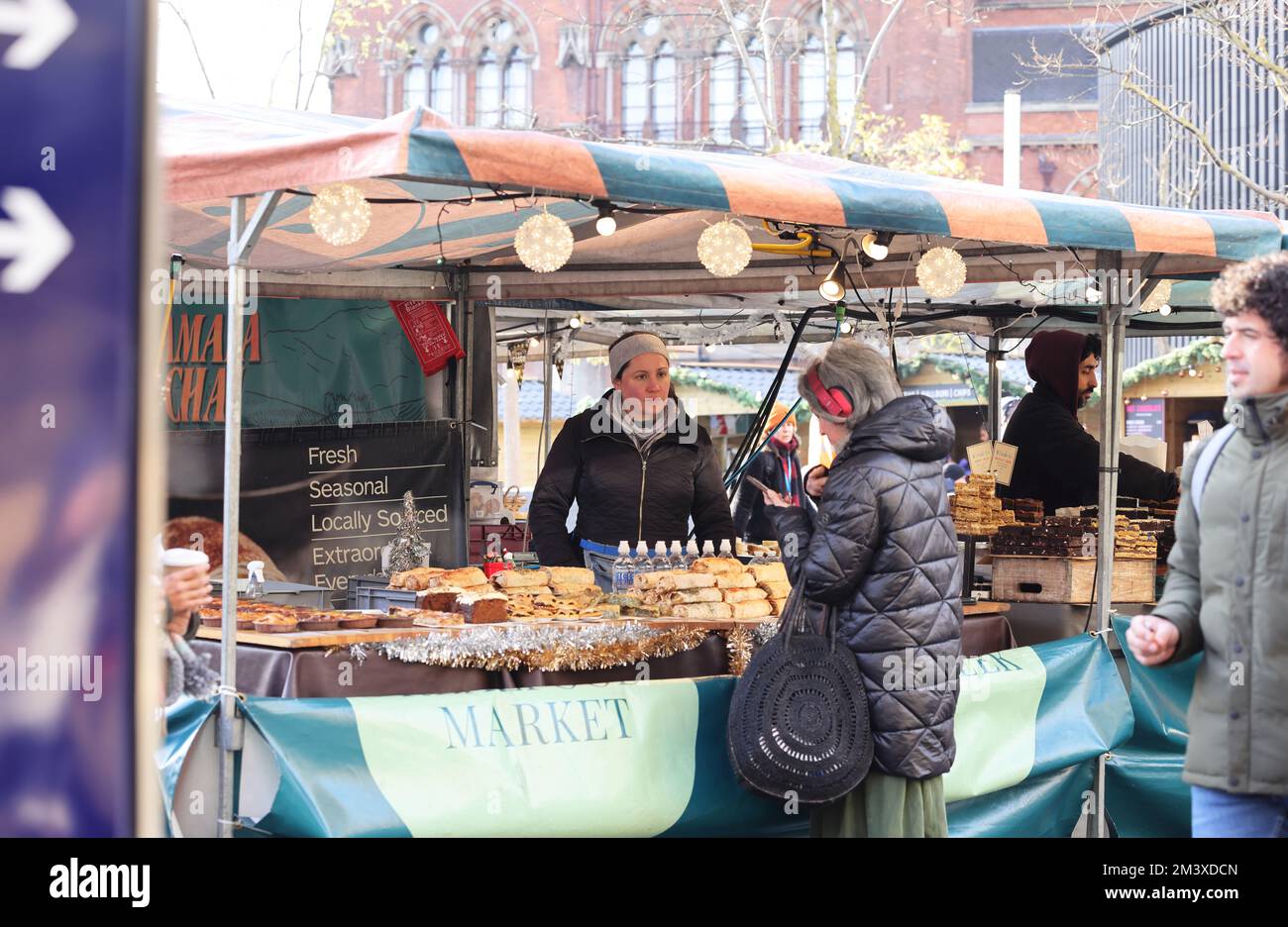 London, UK, 17.. Dezember 2022. Die Unternehmen litten darunter, als der Zug an einem der meist geschäftigsten Tage der Weihnachtszeit zusammenbrach. Der Kings Cross Real Food Markt war sehr ruhig und es gab nur wenige Bahnpassagiere. Kredit : Monica Wells/Alamy Live News. Stockfoto