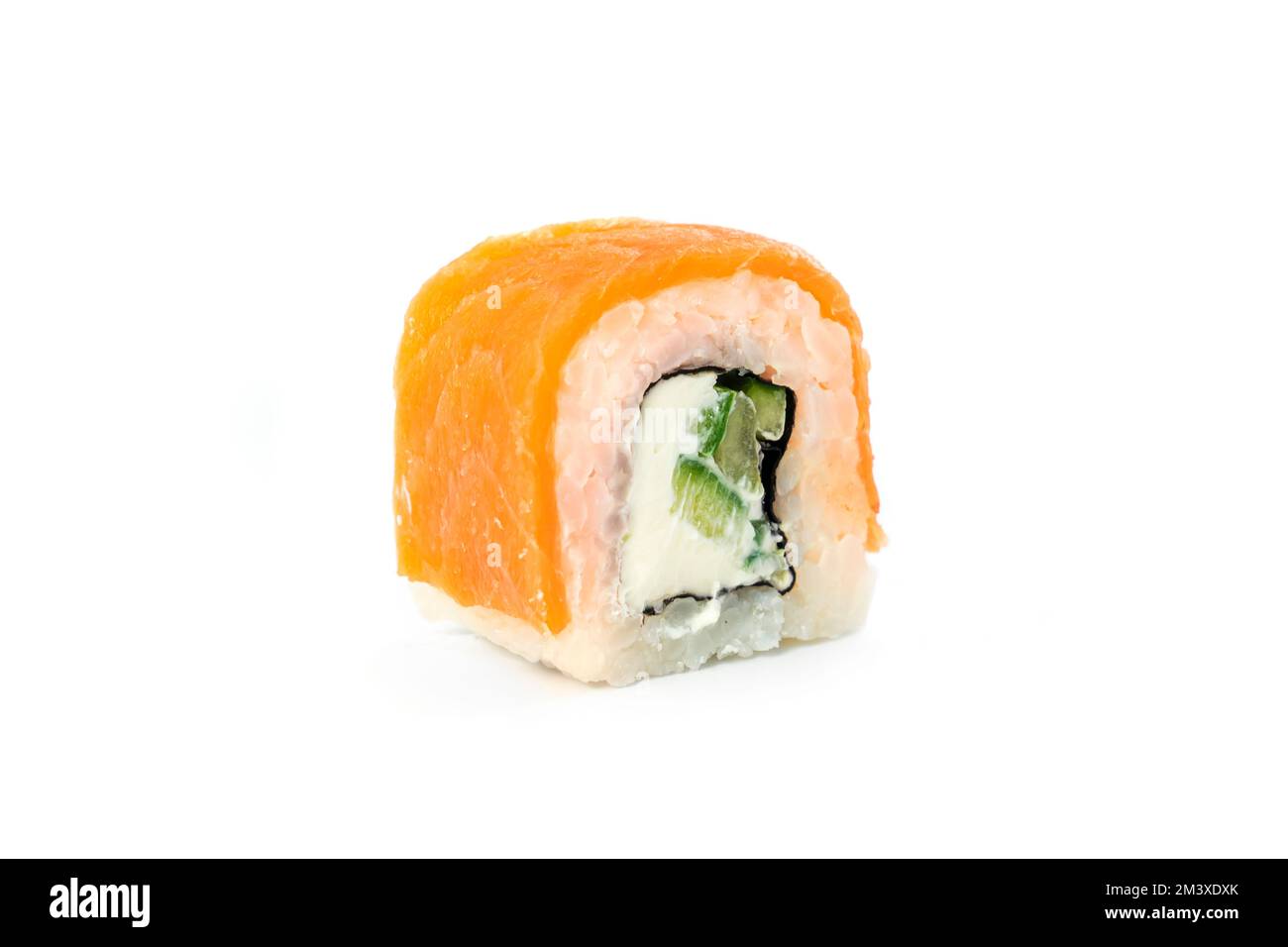 Philadelphia Sushi-Brötchen mit Lachs, Gurke, Avocado und Frischkäse. Sushi-Menü. Japanische Küche im isolierten weißen Hintergrund Stockfoto