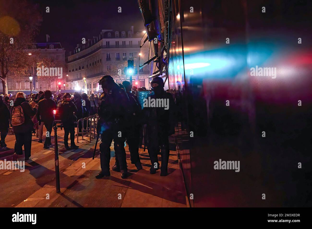 Paris, Frankreich. 15.. Dezember 2022. Ein durch Pfefferspray verletzter Zivilist sitzt an der Bushaltestelle, um sich zu erholen. Die Menschen gingen auf die Straßen von Paris, um Frankreichs Sieg über Marokko während der Weltmeisterschaft 2022 zu feiern. (Kreditbild: © Edgar GutiÃˆRrez/SOPA Bilder über ZUMA Press Wire) Stockfoto