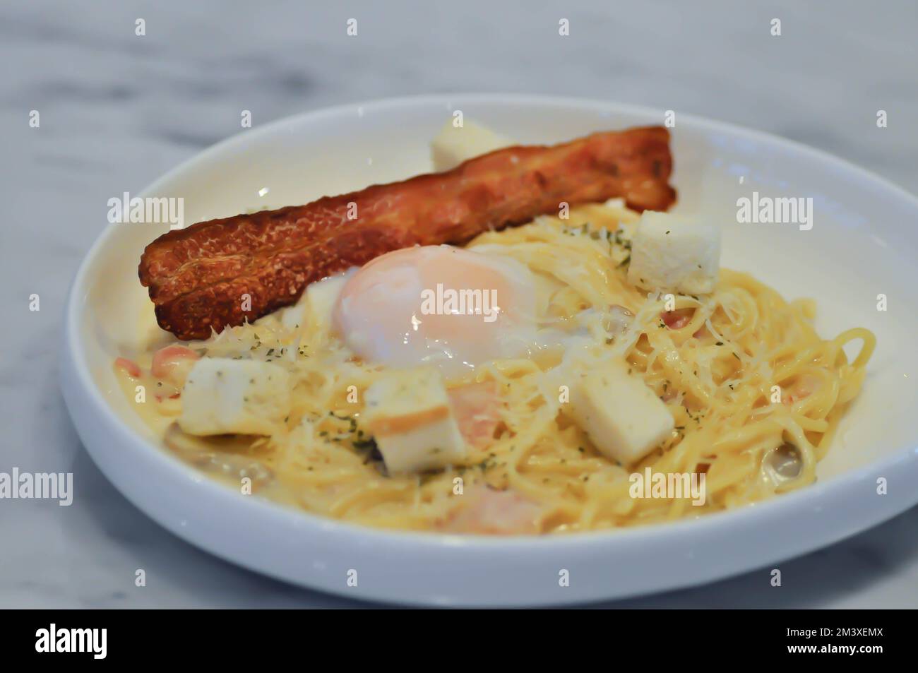 Pasta oder Pasta Carbonara, Spaghetti oder Spaghetti Carbonara und weich gekochtes Ei Stockfoto