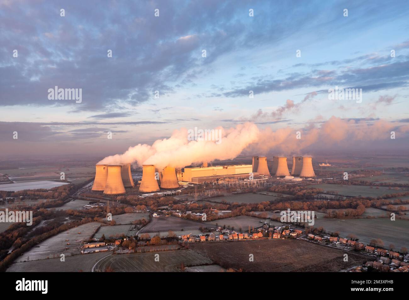 DRAX-KRAFTWERK, GROSSBRITANNIEN - 17. DEZEMBER 2022. Blick aus der Vogelperspektive auf das Drax Power Station in North Yorkshire mit Rauchschornsteinen und Kühltürmen aus pu Stockfoto