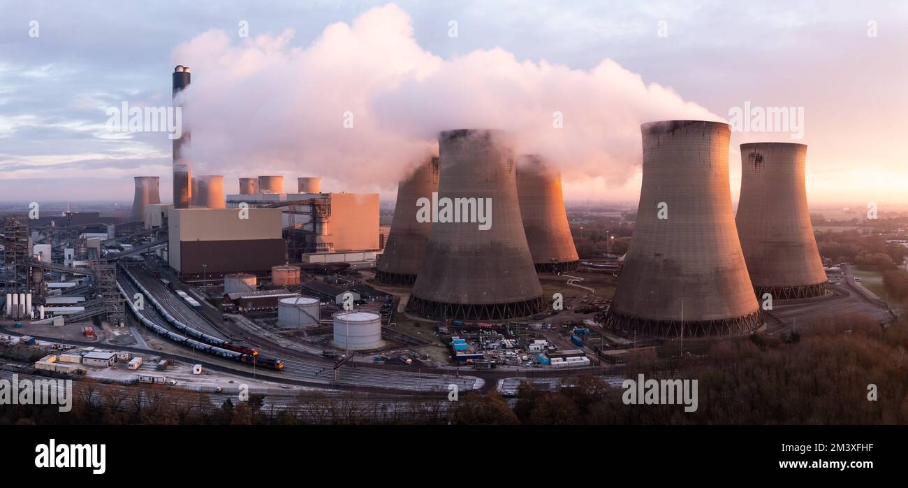 Blick aus der Vogelperspektive auf das Drax Kohlekraftwerk in North Yorkshire mit Rauchschornsteinen und Kühltürmen mit Schadstoffemissionen bei Sonnenuntergang Stockfoto