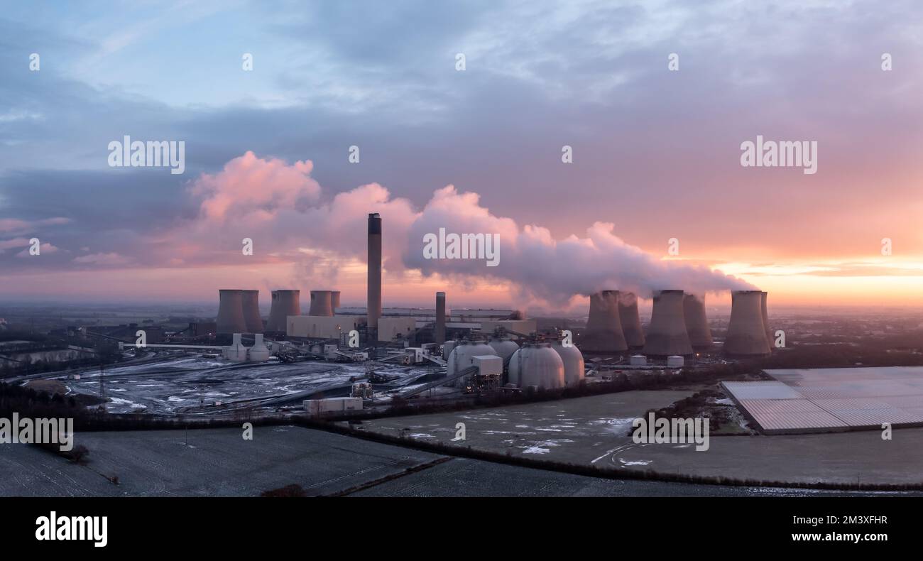 DRAX-KRAFTWERK, GROSSBRITANNIEN - 17. DEZEMBER 2022. Blick aus der Vogelperspektive auf das Drax Power Station in North Yorkshire mit Rauchschornsteinen und Kühltürmen aus pu Stockfoto