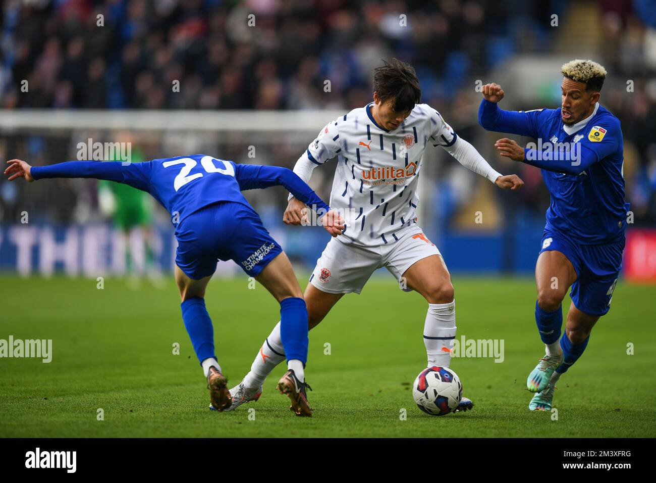 Kenny Dougall #12 aus Blackpool unter Druck von Gavin Whyte #20 aus Cardiff City und Callum Robinson #47 aus Cardiff City während des Sky Bet Championship-Spiels Cardiff City gegen Blackpool im Cardiff City Stadium, Cardiff, Großbritannien, 17.. Dezember 2022 (Foto von Mike Jones/News Images) Stockfoto