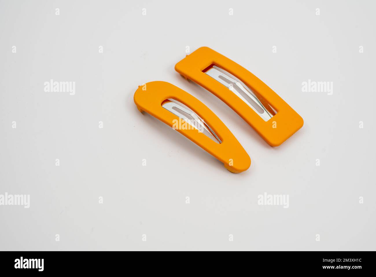 Set mit zwei gelben Haargriffen Dias isoliert auf weißem Hintergrund Stockfoto