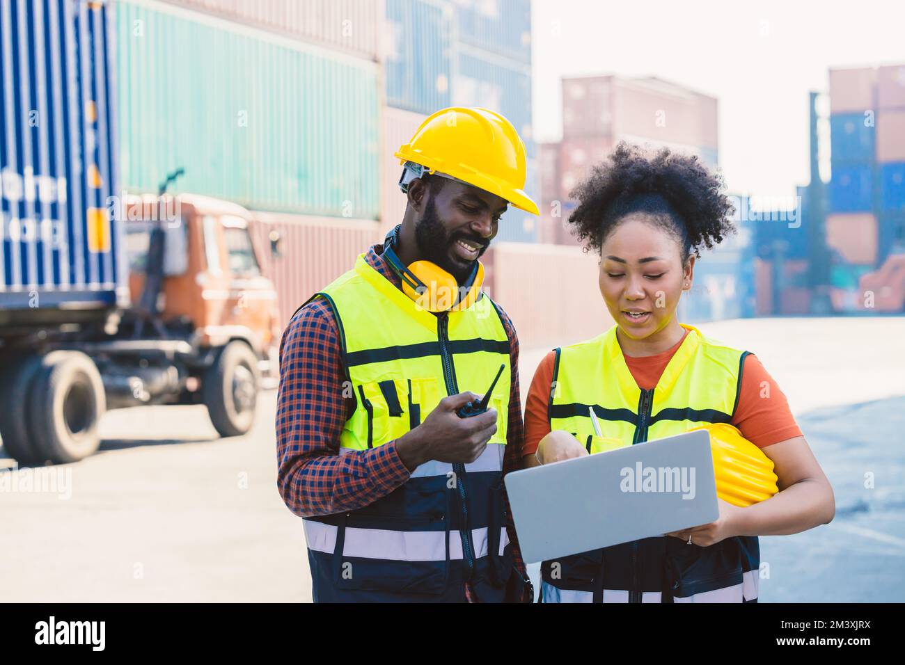 Afrikanisches schwarzes Arbeiterpaar, kooperierendes Team, im Hafen Frachtschifffahrt Containerladen-Werft Stockfoto