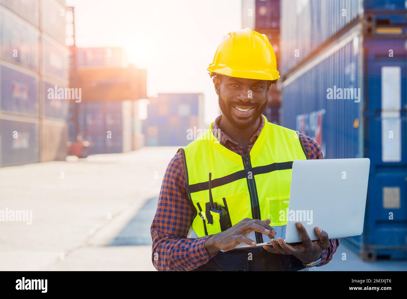 Logistik-Industrie African schwarz männlich Ingenieur Mitarbeiter Vorarbeiter am Hafen Container Hof Kontrolle Verladung Fracht Stockfoto