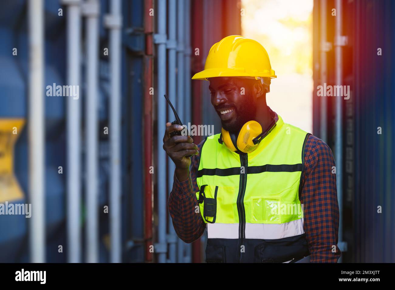 Mitarbeiter der Zollspedition, die auf der Frachthafen-Container-Werft mit Funksteuerung arbeitet Stockfoto