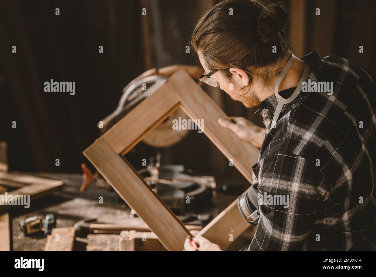 Zimmermann Holzbauer, der Holzmöbelarbeiten in der Werkstatt macht Stockfoto