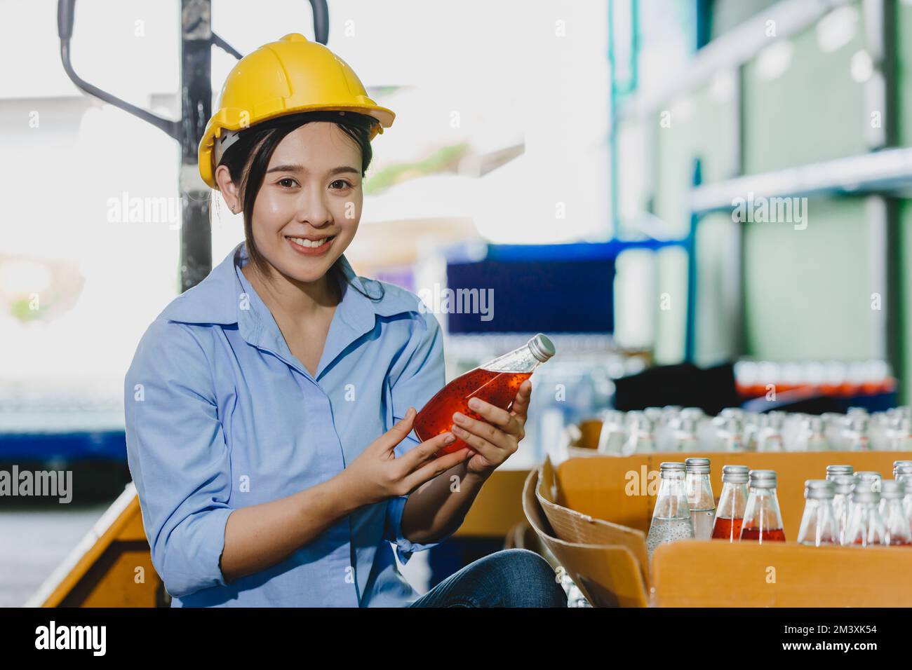 Portrait Asiatische Damen Produkte Qualitätsprüfung Mitarbeiter Lächeln mit Getränk Produkttest vor dem Versand Stockfoto