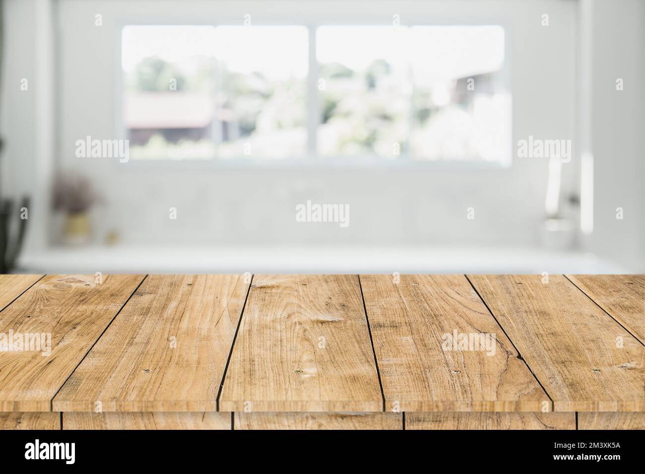 Verwischen Sie weiße Innenraumfenster mit Holztisch für die Montage von Werbespots Stockfoto