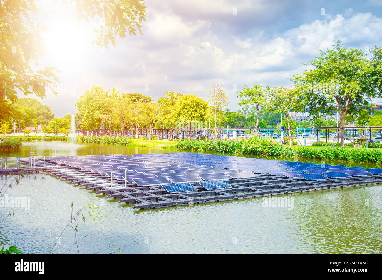 Schwimmende Solarpaneele über Wassersee Grünpark erneuerbare Elektrizitätstechnologie Stockfoto