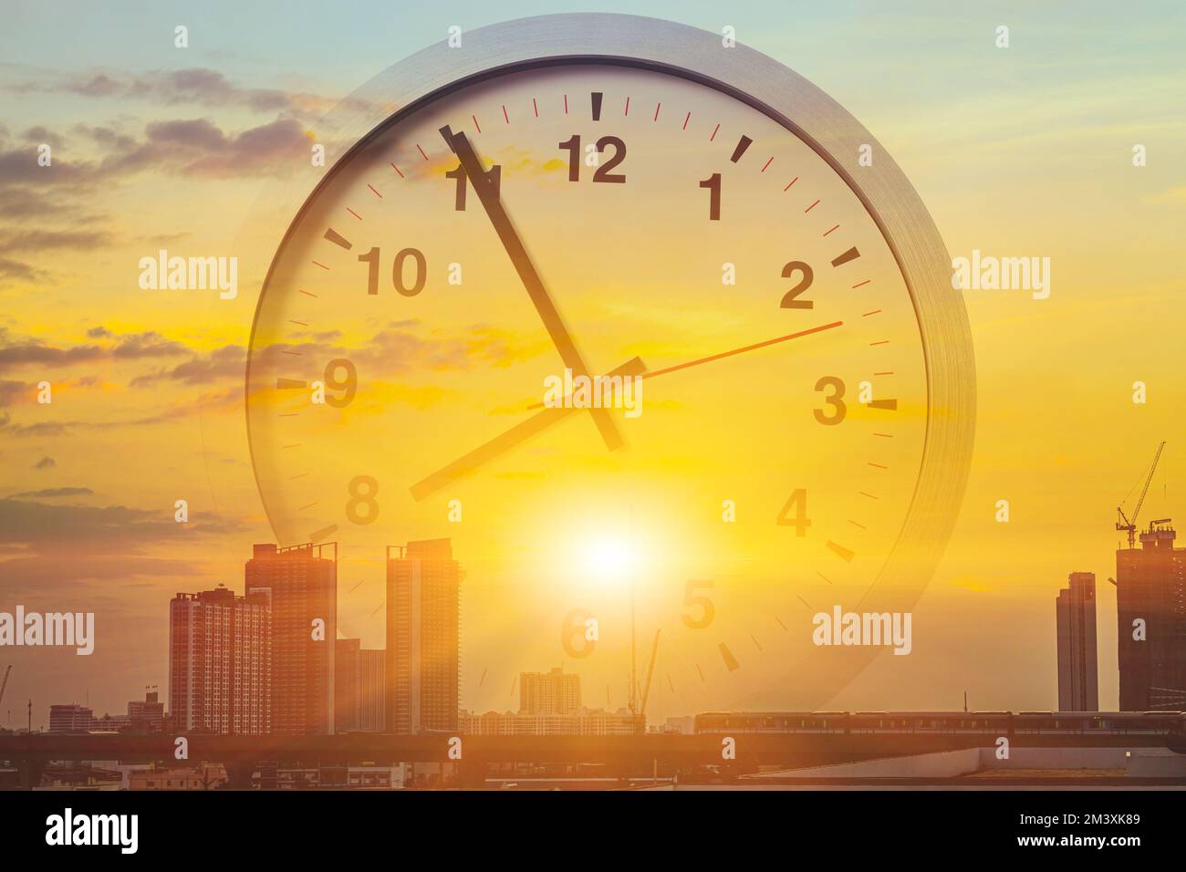 City Morning New Day Business Arbeitszeitkonzept. Blick auf die U-Bahn, Sonnenaufgang und Stundenuhr. Stockfoto