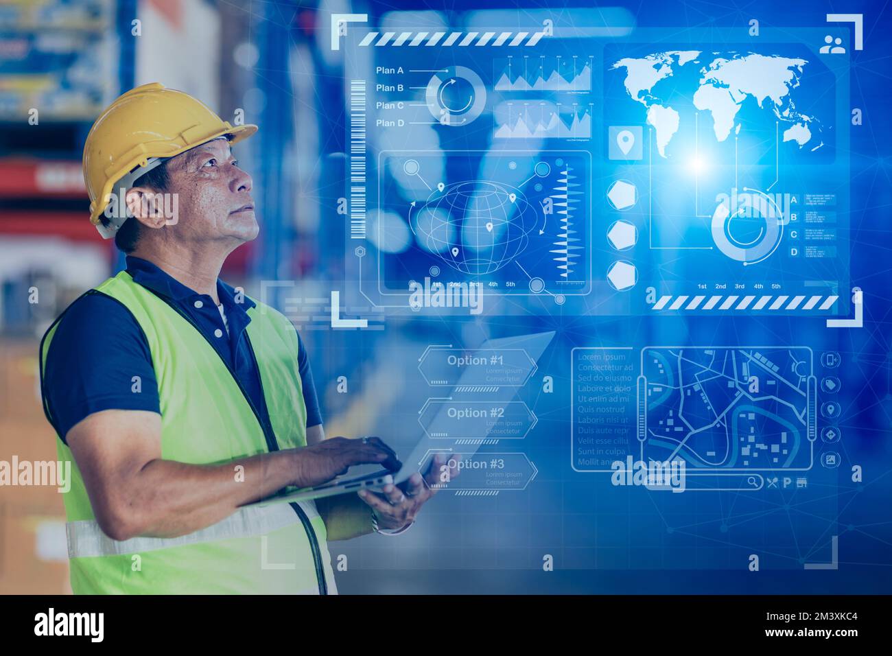 Männlicher Arbeiter, der ein Hologramm mit fortschrittlicher digitaler Technologie verwendet, zeigt weltweite Versandinformationen modernes Industrie-5,0-Konzept an Stockfoto