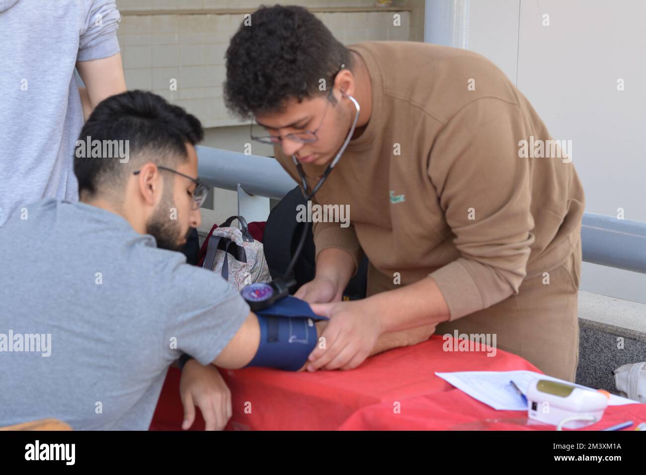 Kairo, Ägypten, Dezember 15 2022: Arterielle Blutdruck-Kontrollstation für einen Blutspender vor der Spende während einer Blutspendekampagne für das Kind Stockfoto