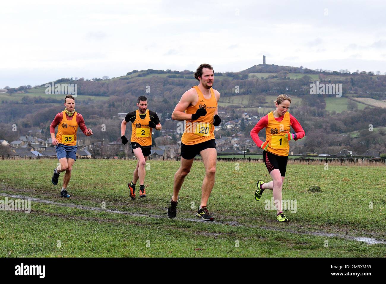 Holmfirth, Yorkshire, Vereinigtes Königreich, 17. Dezember 2022. Holmfirth Harriers AC veranstaltete am Samstag den prestigeträchtigen Tinker Cup. Das Rennen um die Clubmitglieder fand erstmals im Jahr 1908 statt, ein Jahr nach der Gründung des Clubs. Der „Tinker Cup“ wird mit dem schnellsten Läufer auf Handicap ausgezeichnet (versiegelt, damit alle zusammen anfangen), mit separaten Preisen für den schnellsten Mann und die schnellste Frau in der tatsächlichen Zeit. Der Kurs wird als „herausfordernd“ beschrieben und besteht aus etwa 6 Meilen Langlaufstrecke zwischen Honley und Upperthong, mit trockenen Steinwänden, Zäunen, Toren, Stacheldraht und sogar einem Bach. Kredit: Richard Asquith/Alamy Stockfoto