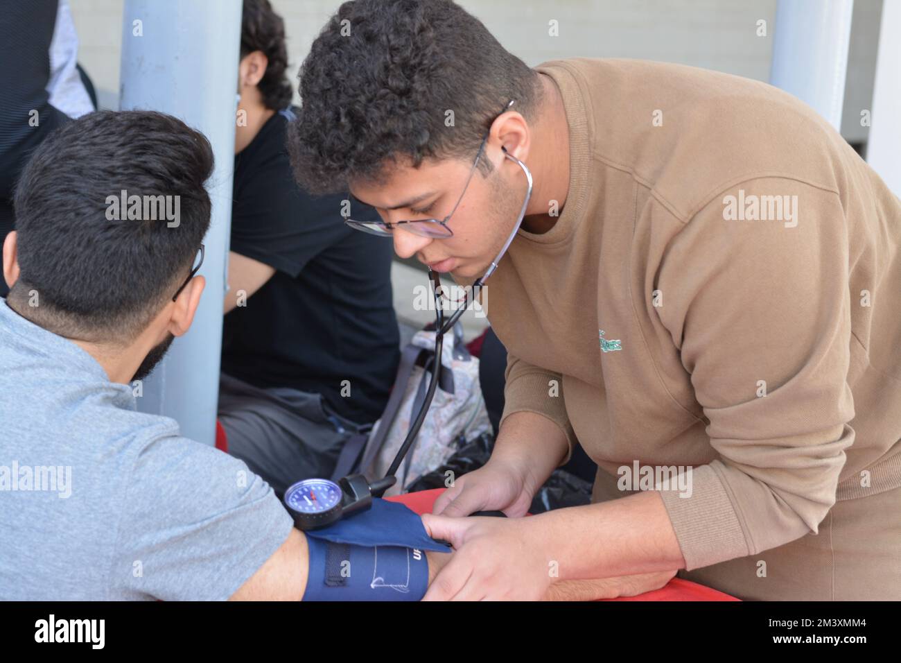 Kairo, Ägypten, Dezember 15 2022: Arterielle Blutdruck-Kontrollstation für einen Blutspender vor der Spende während einer Blutspendekampagne für das Kind Stockfoto