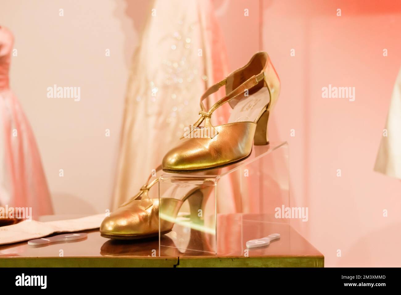 Goldene Schuhe Stockfoto