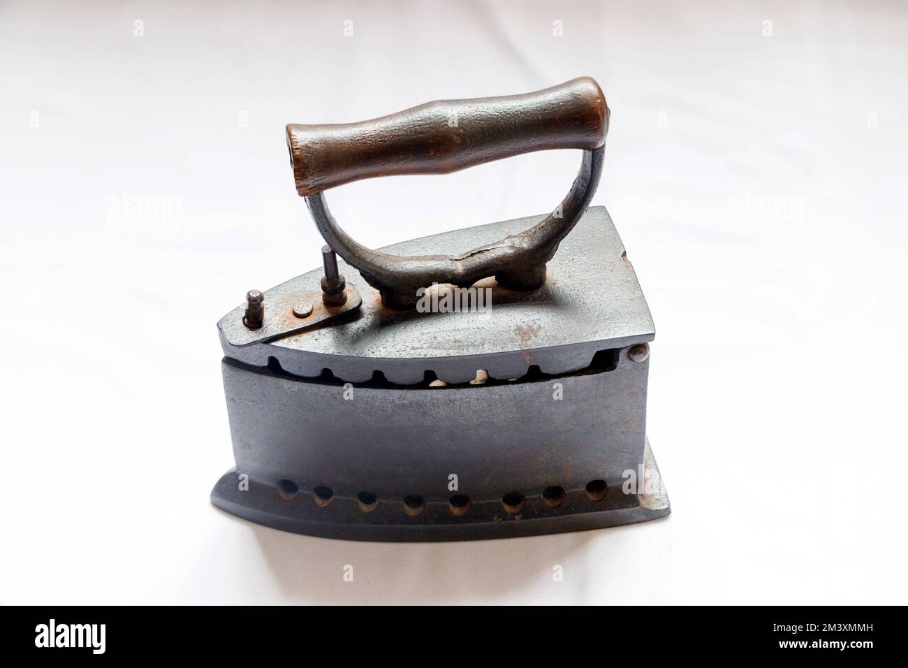 vintage flache Kohleisen in altem englischem Hauswaschraum oder Spülküche, Killerton House-Anwesen Stockfoto