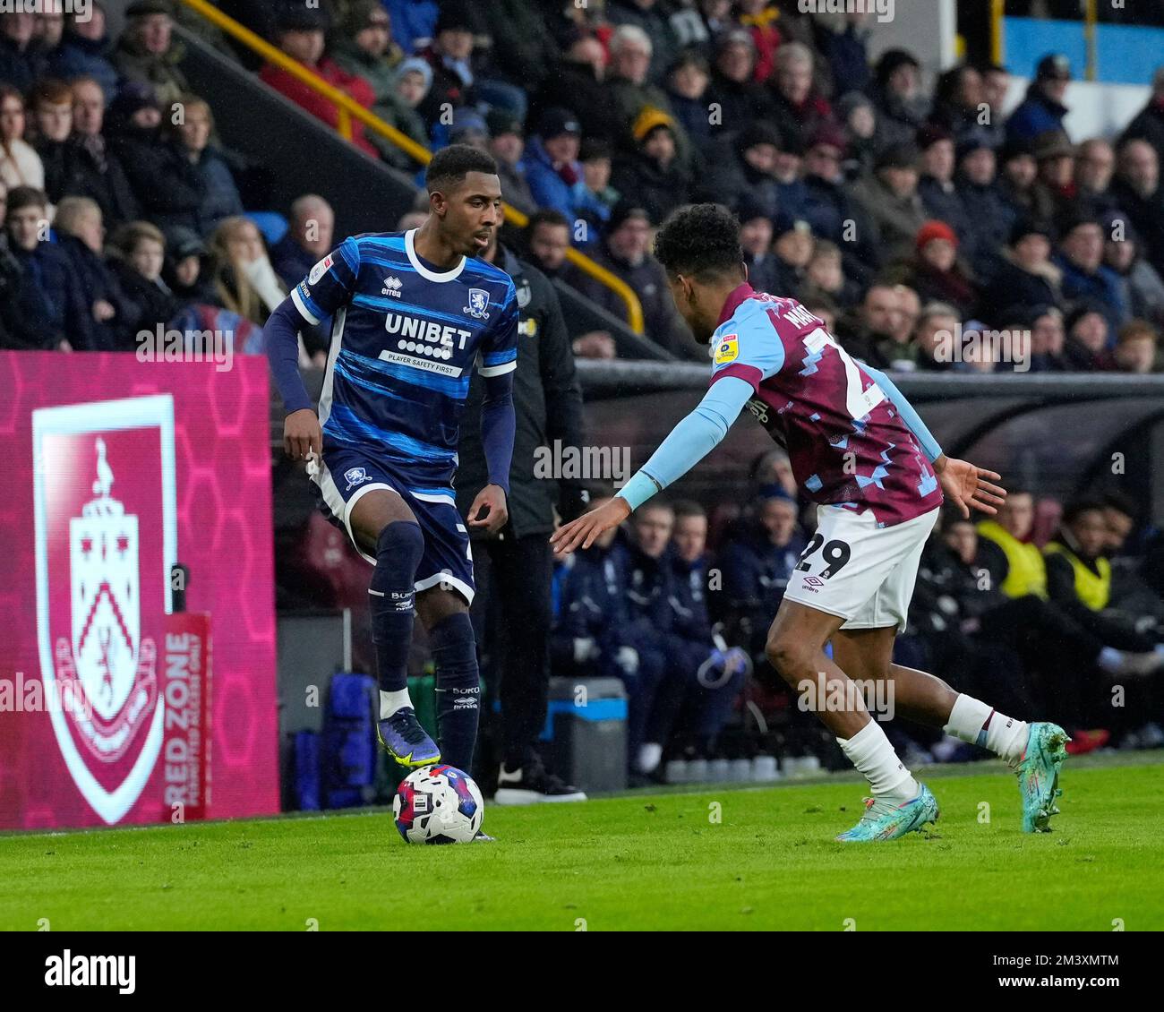 Burnley, Großbritannien. 17.. Dezember 2022. Isaiah Jones #2 von Middlesbrough tritt am 12./17. 17. Dezember 2022 2022 in Burnley, Großbritannien, beim Sky Bet Championship Match Burnley gegen Middlesbrough in Turf Moor, Burnley, gegen Ian Maatsen #29 von Burnley an (Foto von Steve Flynn/News Images). (Foto: Steve Flynn/News Images/Sipa USA) Guthaben: SIPA USA/Alamy Live News Stockfoto