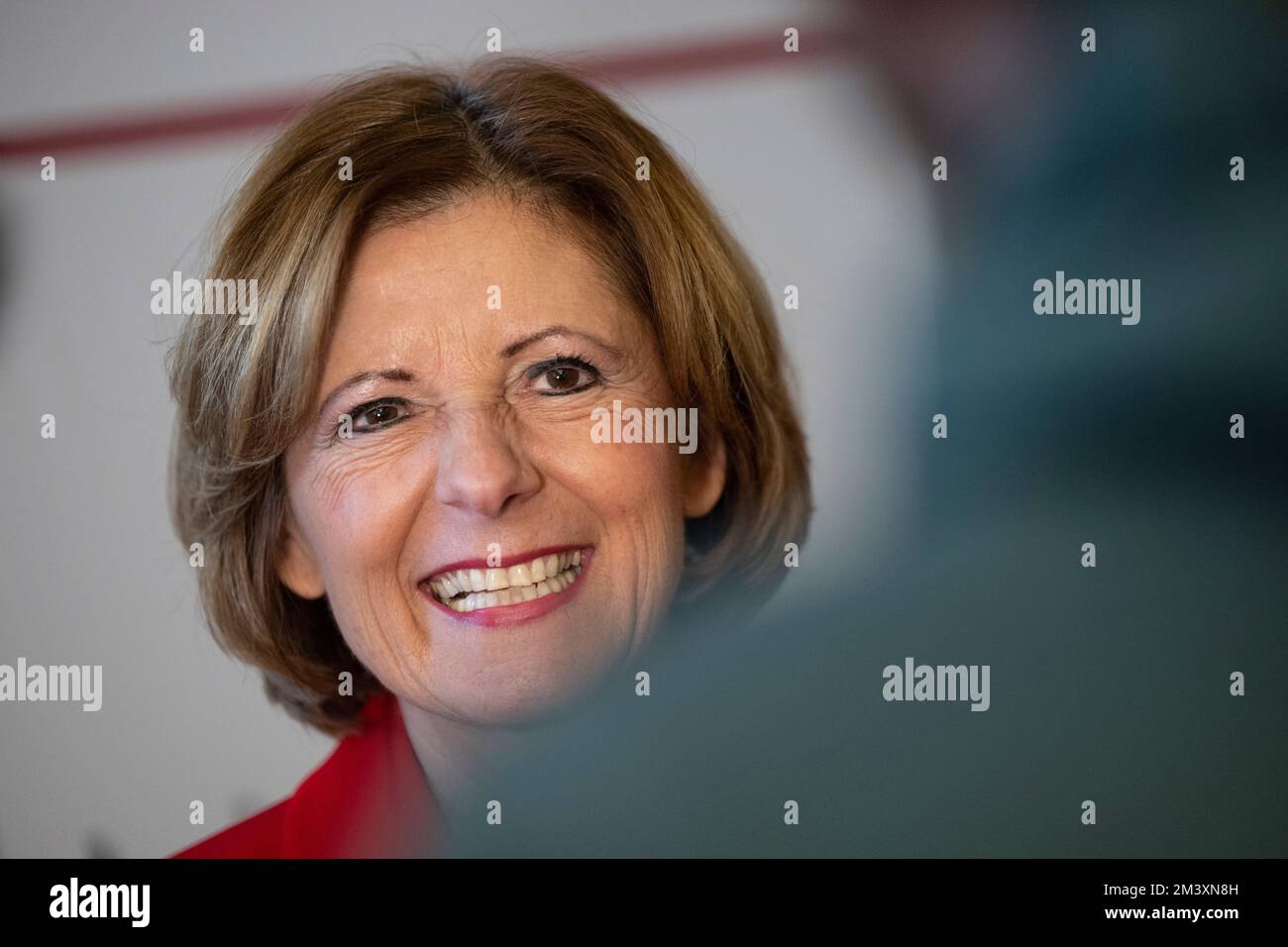 Mainz, Deutschland. 16.. Dezember 2022. Malu Dreyer (SPD), Ministerpräsident von Rheinland-Pfalz, gibt vor Beginn einer Zeremonie ein Interview. Kredit: Boris Roessler/dpa/Alamy Live News Stockfoto