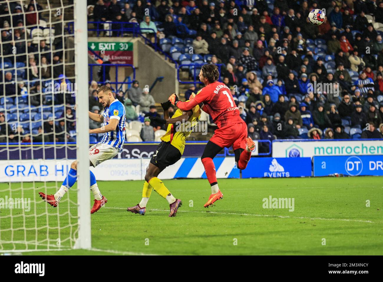 Huddersfield, Großbritannien. 17.. Dezember 2022. Daniel Bachmann #1 von Watford erzielt beim Sky Bet Championship-Spiel Huddersfield Town vs Watford im John Smith's Stadium, Huddersfield, Großbritannien, 17.. Dezember 2022 (Foto von Mark Cosgrove/News Images) in Huddersfield, Großbritannien, am 12./17. Dezember 2022. (Foto: Mark Cosgrove/News Images/Sipa USA) Guthaben: SIPA USA/Alamy Live News Stockfoto