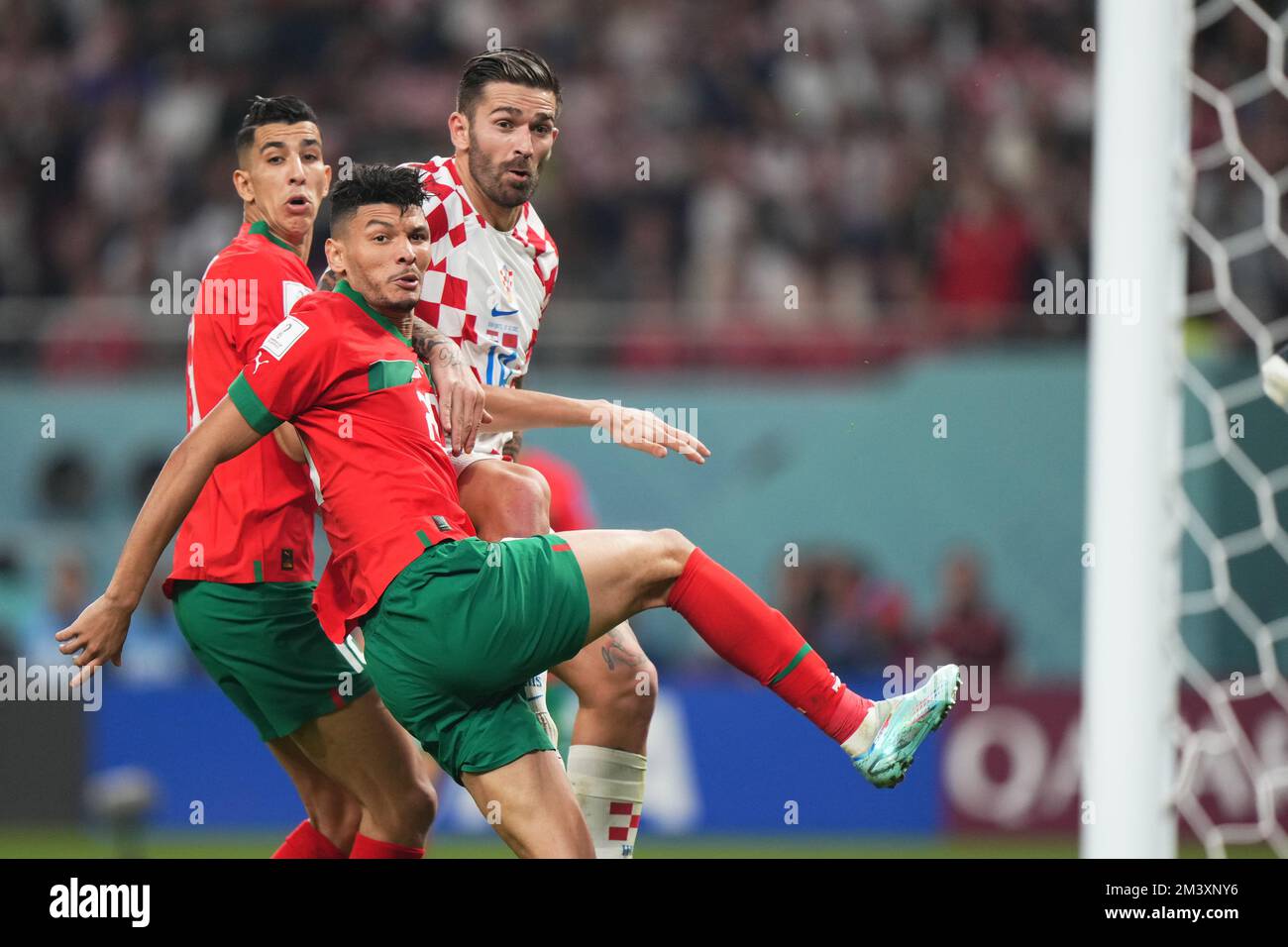 Achraf Dari aus Marokko spielte während des FIFA-Weltmeisterschafts-2022-Spiels Katar, Play-off-Fort, dritter Platz, zwischen Japan und Spanien, am 17. Dezember 2022 im Khalifa International Stadium in Doha, Katar. (Foto: Bagu Blanco / PRESSIN) Stockfoto