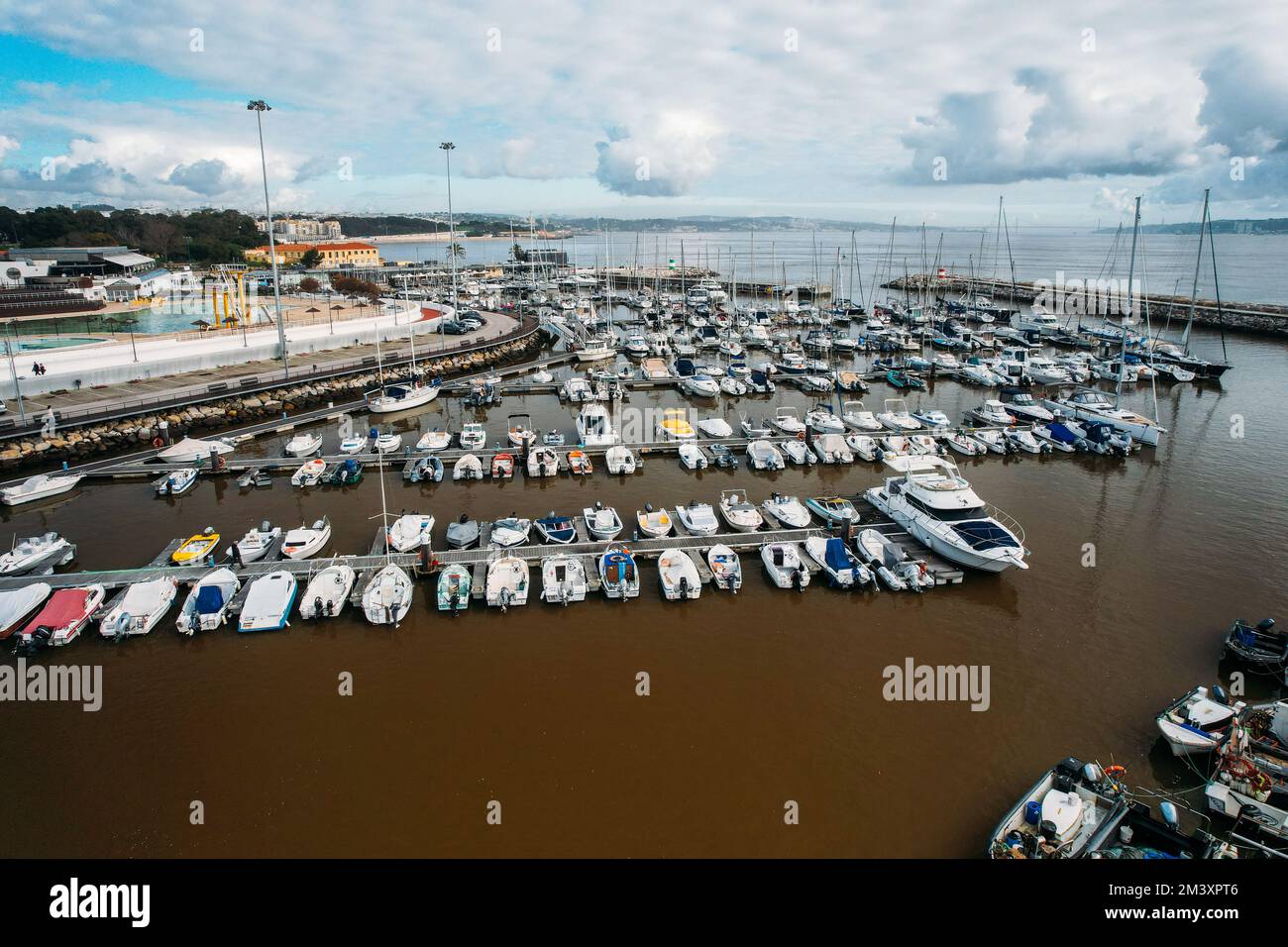Draufsicht über den Yachthafen Oeiras in Lissabon, Portugal Stockfoto