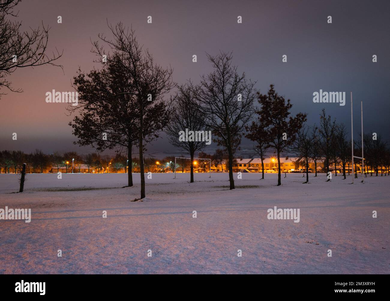 Aylesbury wurde bei einem seltenen Schneefall im Dezember von Schnee bedeckt Stockfoto