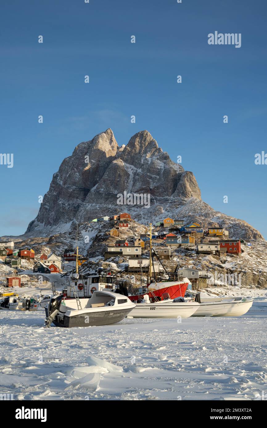 Fischerboote auf dem Meereis im Hafen von Uummannaq in Westgrönland Stockfoto