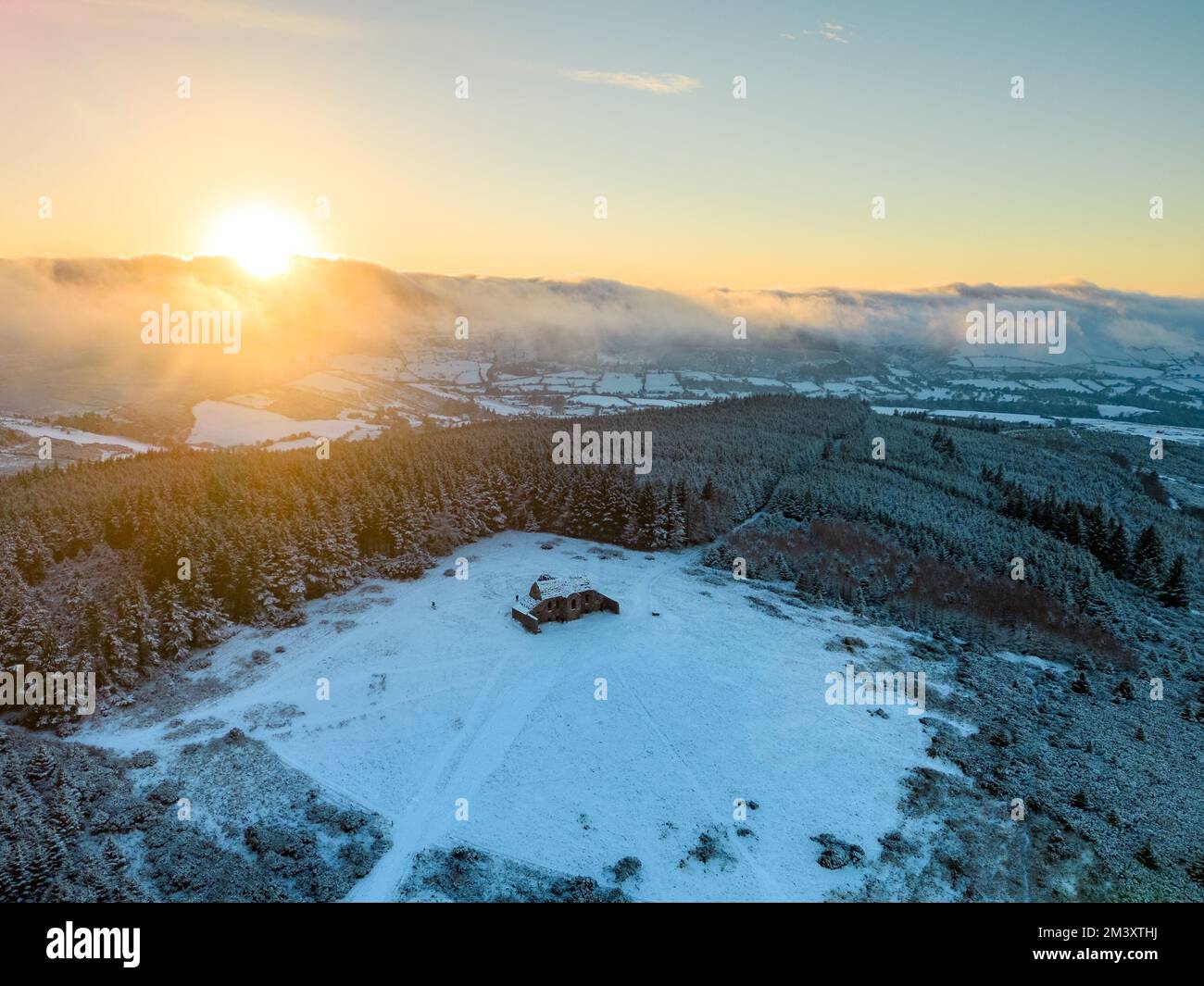 Der winterliche Hellfire Club bei Sonnenuntergang Stockfoto
