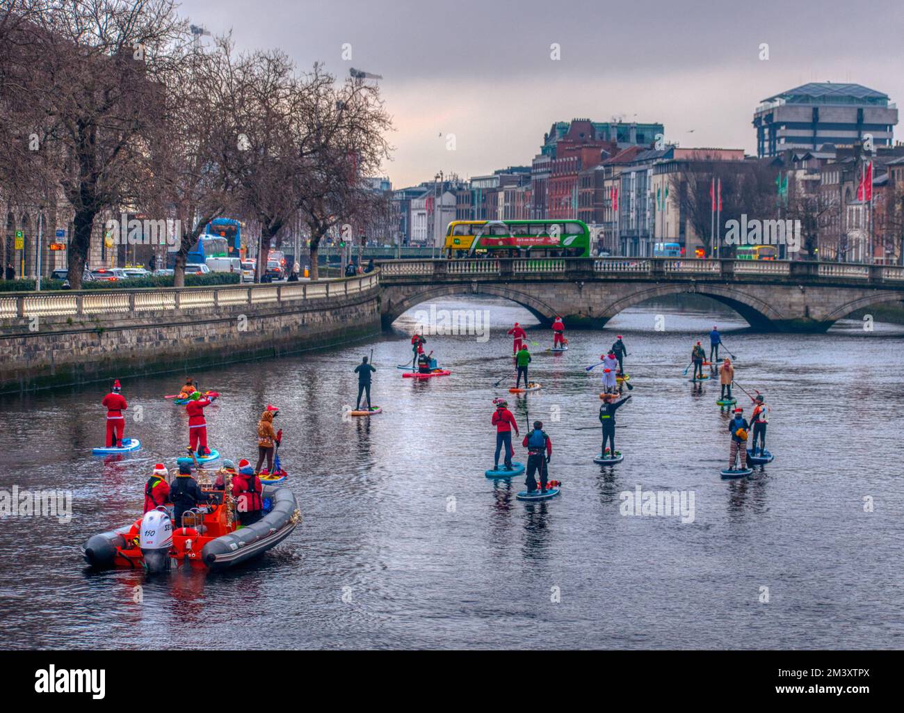 Discoversup. D. h., an einem Nachmittag Mitte Dezember findet das jährliche Santa Liffey SUP am Fluss Liffey statt. Stockfoto