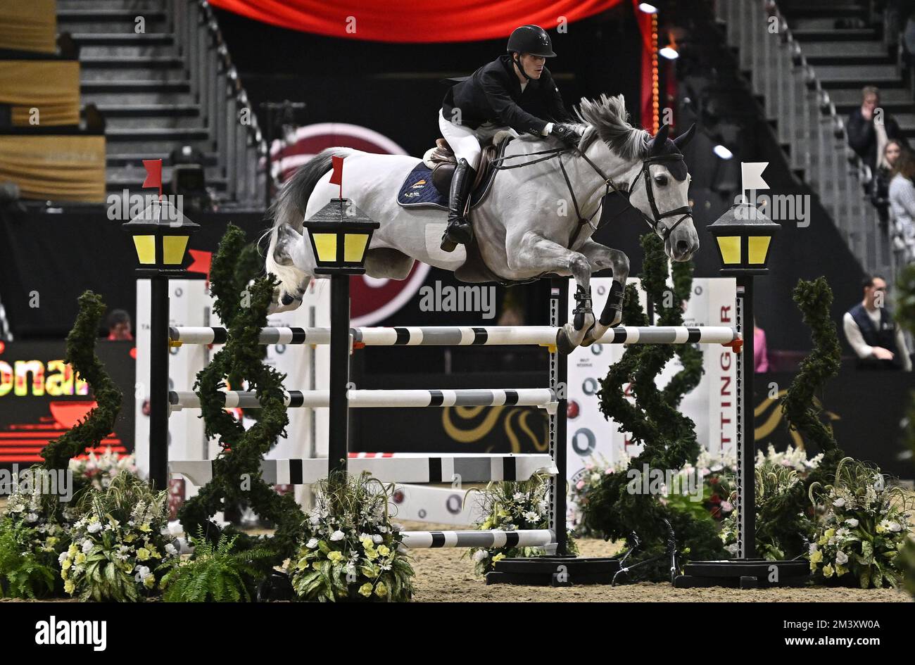 Royal Victoria Dock, Großbritannien. 17.. Dezember 2022. London International Horse Show. Excel London. Royal Victoria Dock. Lars Kersten (NED) auf der HALLILEA während der Klasse 12 - die Einsätze der Schneeflocke. Kredit: Sport In Pictures/Alamy Live News Stockfoto