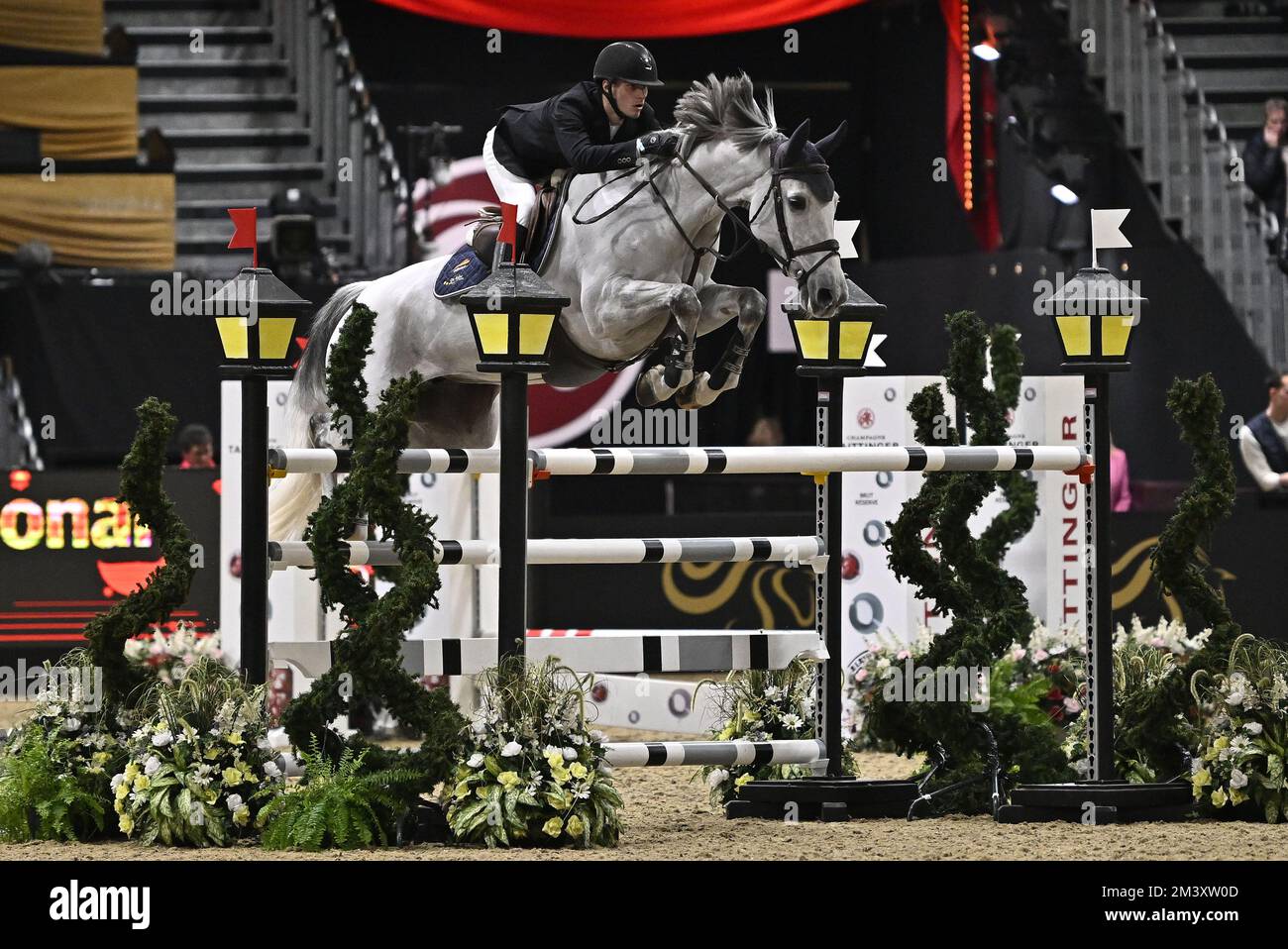 Royal Victoria Dock, Großbritannien. 17.. Dezember 2022. London International Horse Show. Excel London. Royal Victoria Dock. Lars Kersten (NED) auf der HALLILEA während der Klasse 12 - die Einsätze der Schneeflocke. Kredit: Sport In Pictures/Alamy Live News Stockfoto