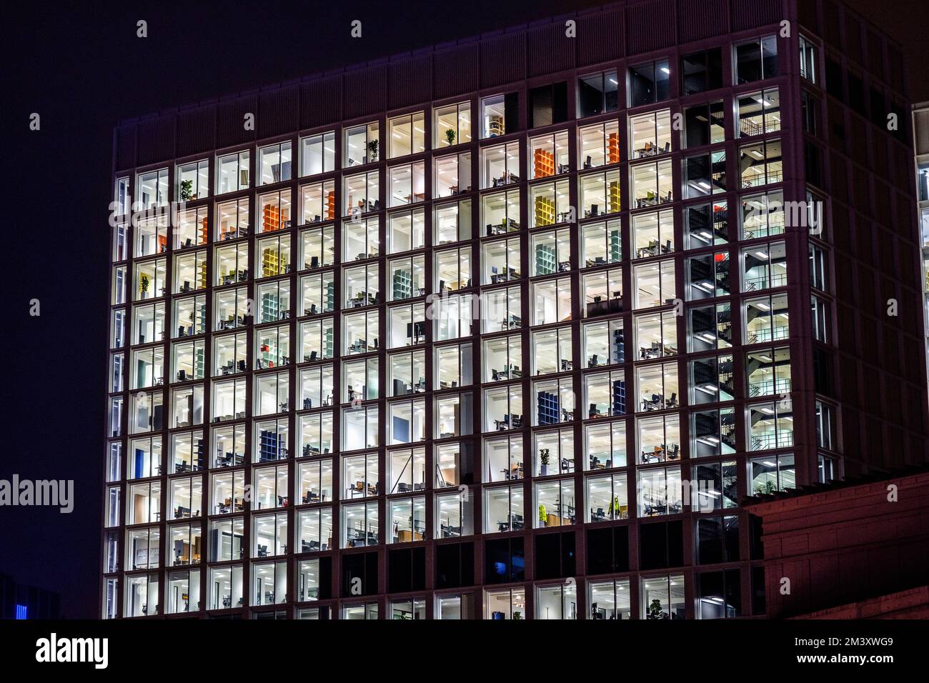 Bürogebäude in der Nacht während einer Energiekrise. | Batiment de bureaux eclaire la nuit alors que la Belgique traverse une crise energ Stockfoto