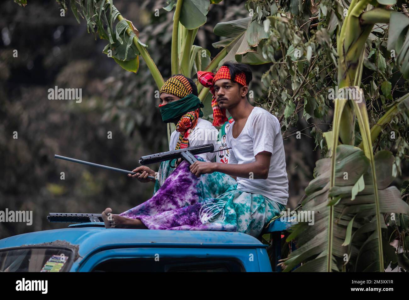 Dhaka, Bangladesch. 17.. Dezember 2022. Fans der Bangladesh Awami League treten während der großen Feier des Siegesfeiertags als Freiheitskämpfer auf. Die Awami League organisierte eine Rallye zur Feier des großen Siegesfeiertages. Millionen von Menschen nahmen an der Siegesprozession „Bijoy Shobhajatra“ Teil Stockfoto