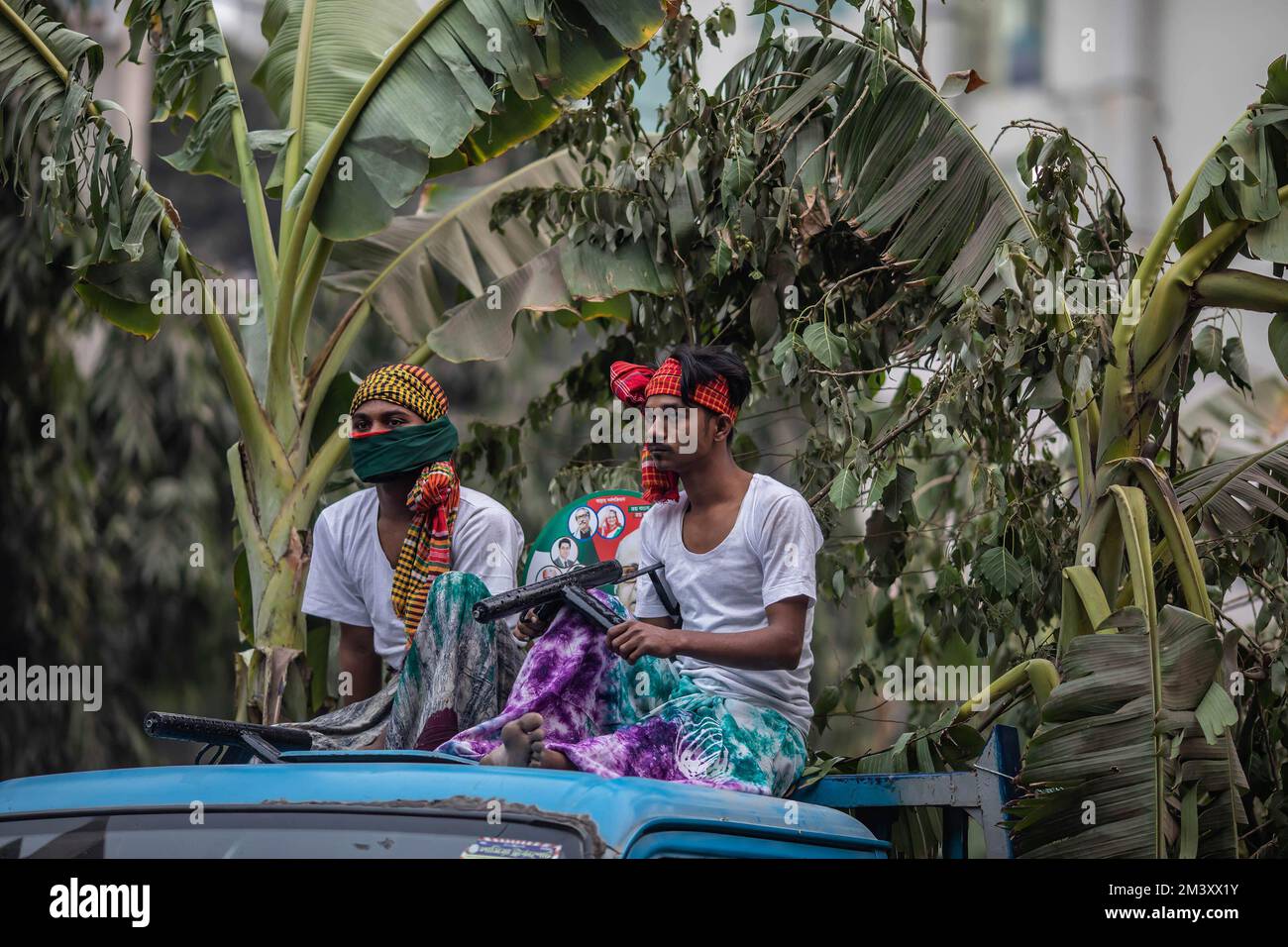 Dhaka, Bangladesch. 17.. Dezember 2022. Fans der Bangladesh Awami League treten während der großen Feier des Siegesfeiertags als Freiheitskämpfer auf. Die Awami League organisierte eine Rallye zur Feier des großen Siegesfeiertages. Millionen von Menschen nahmen an der Siegesprozession „Bijoy Shobhajatra“ Teil Stockfoto