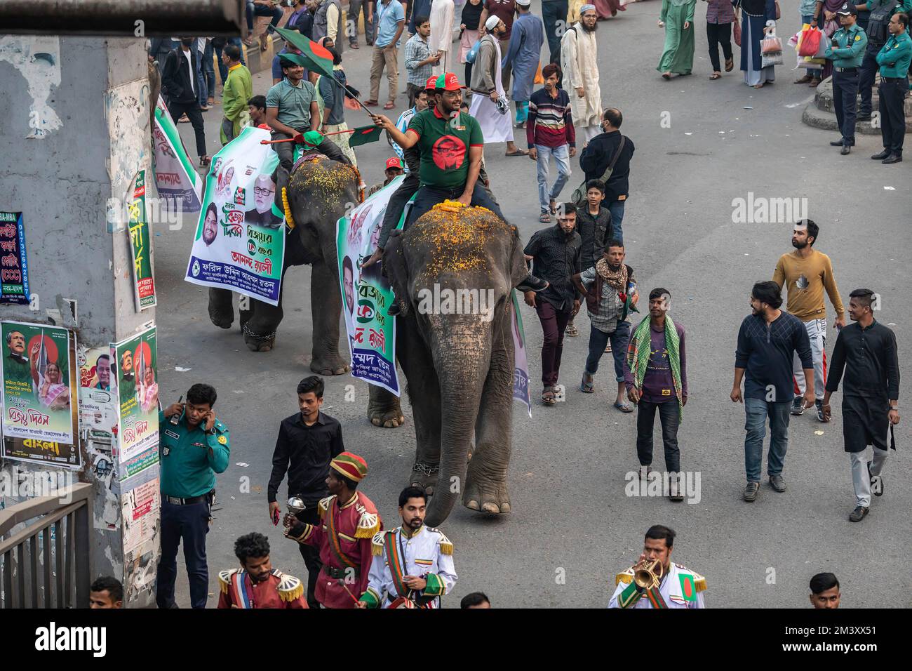 Dhaka, Bangladesch. 17.. Dezember 2022. Anführer und Aktivisten verschiedener angeschlossener Organisationen der Partei nehmen an der Feier des Großen Siegesfeiertags Teil. Die Awami League organisierte eine Rallye zur Feier des großen Siegesfeiertages. Millionen von Menschen nahmen an der Siegesprozession „Bijoy Shobhajatra“ Teil Stockfoto